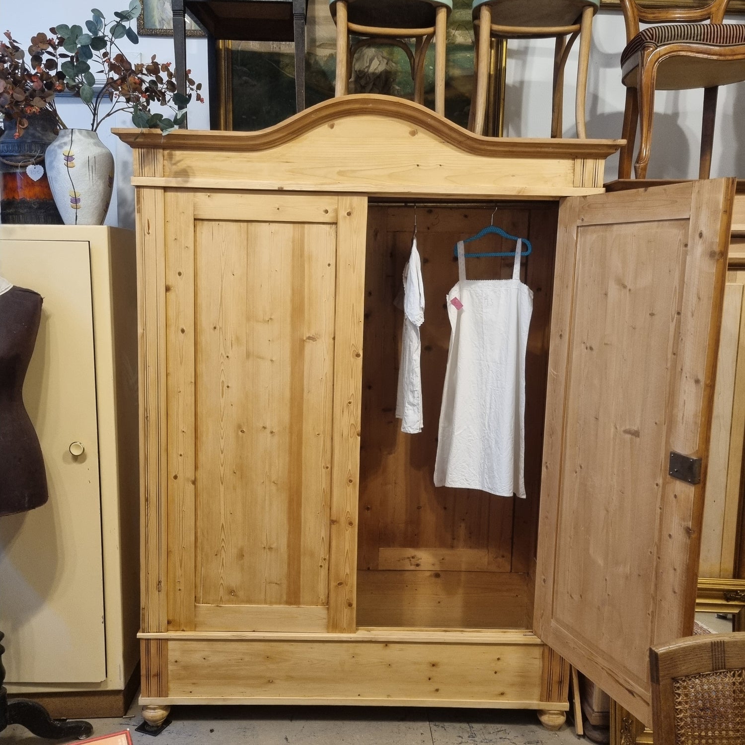 Originale alte Kleiderschränke aus massiven Holz! Aufgearbeitet oder im originalzustand! Suche dir jetzt deinen antiken Traumschrank aus!