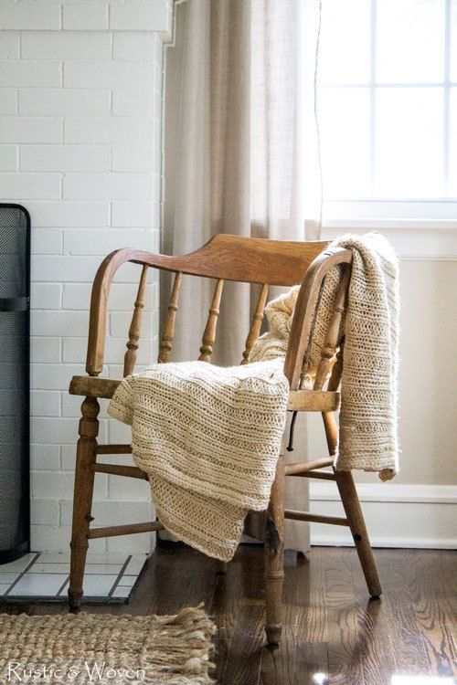 Originale alte Stühle im originalzustand oder von uns aufgearbeitet! Ob Jugendstil, Biedermeier oder Art Déco! Küchenstühle sind echte alltags Helden!