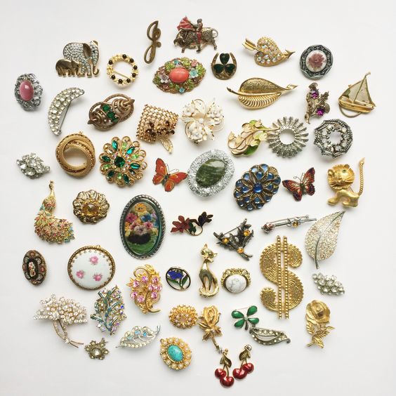 Unsere antiken Broschen aus den 50ern sind einmalig schön und ungetragen! Sie stammen von einer Berliner Schmuckmanufaktur und waren in den 50ern sehr beliebt!