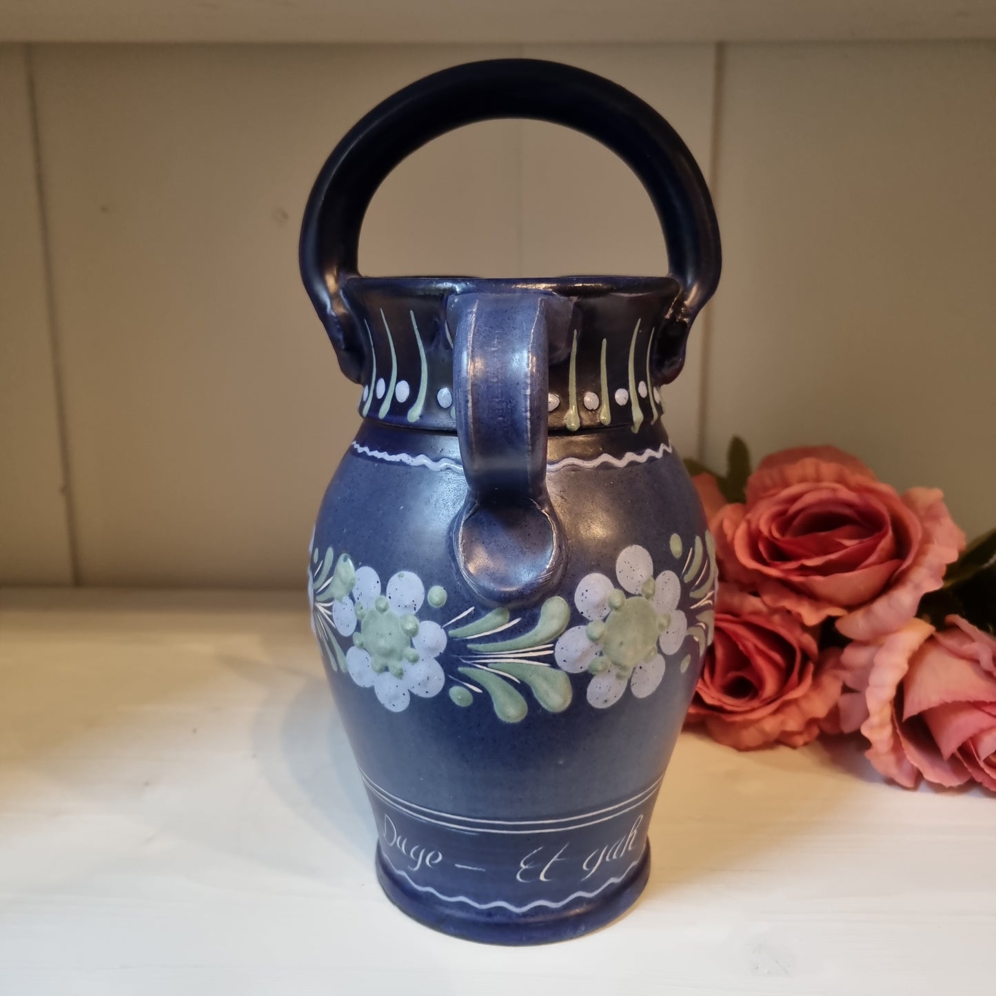 Antike wunderschöne blaue Vase mit Henkel Krug Handbemalt Blumen