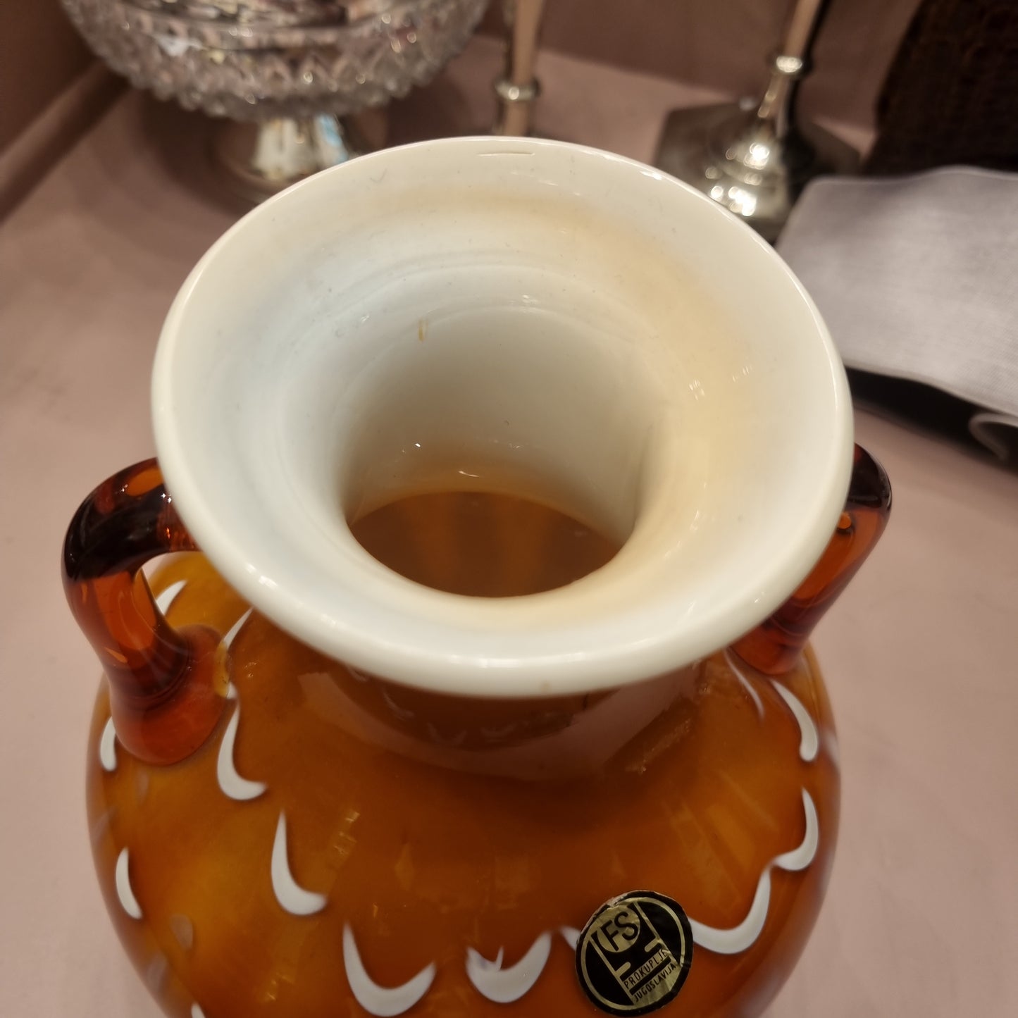 FS Prokuplje Jugoslavija Vintage Glas Vase Okka weiß mit Henkel