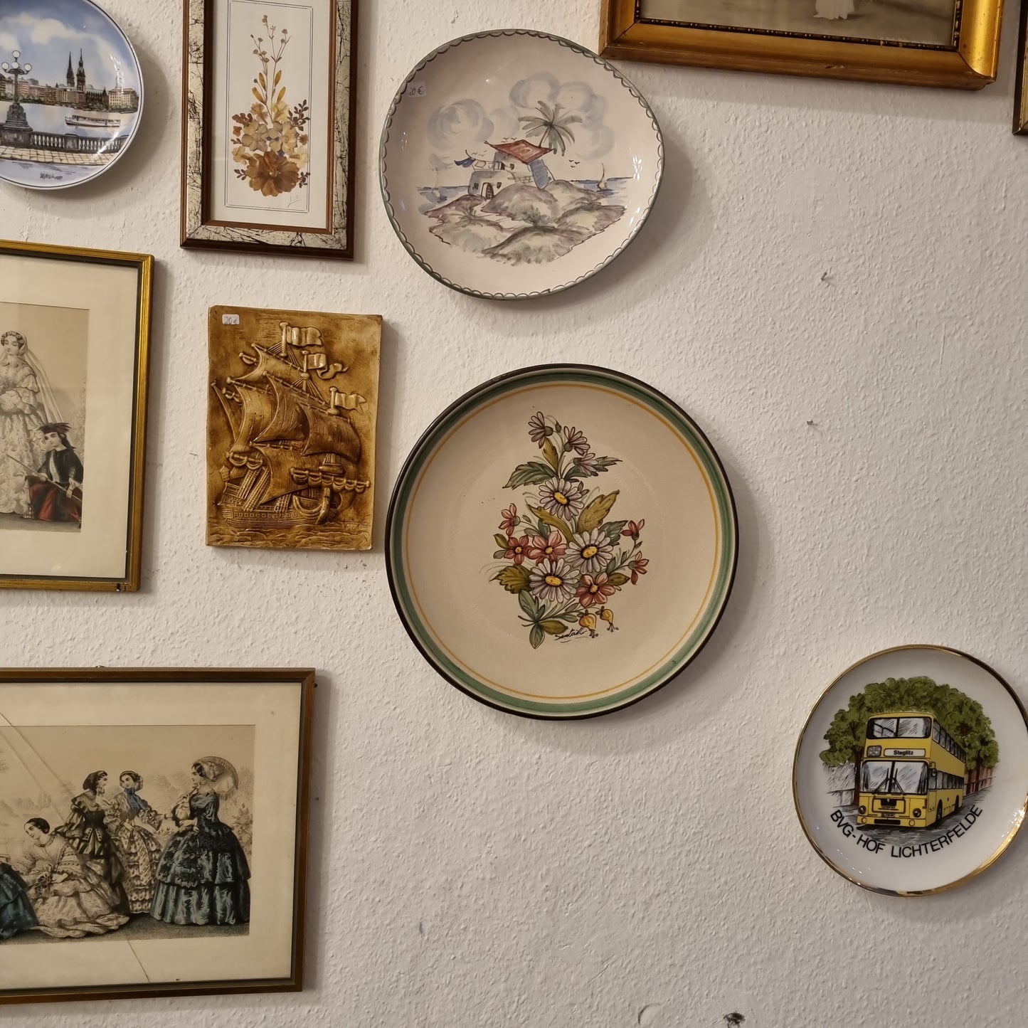 Großer Antiker Keramik Wandteller mit handbemalten Blumen