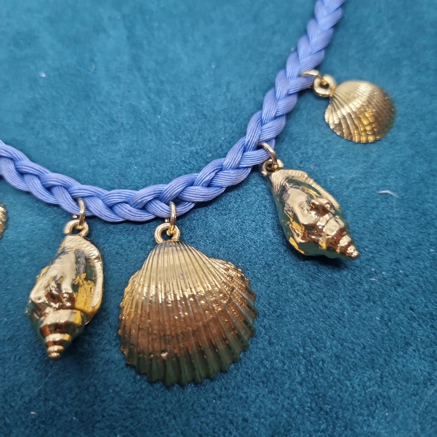 Wunderschöne Vintage Halskette Geflochten mit Anhänger Handmade blau gold Muscheln