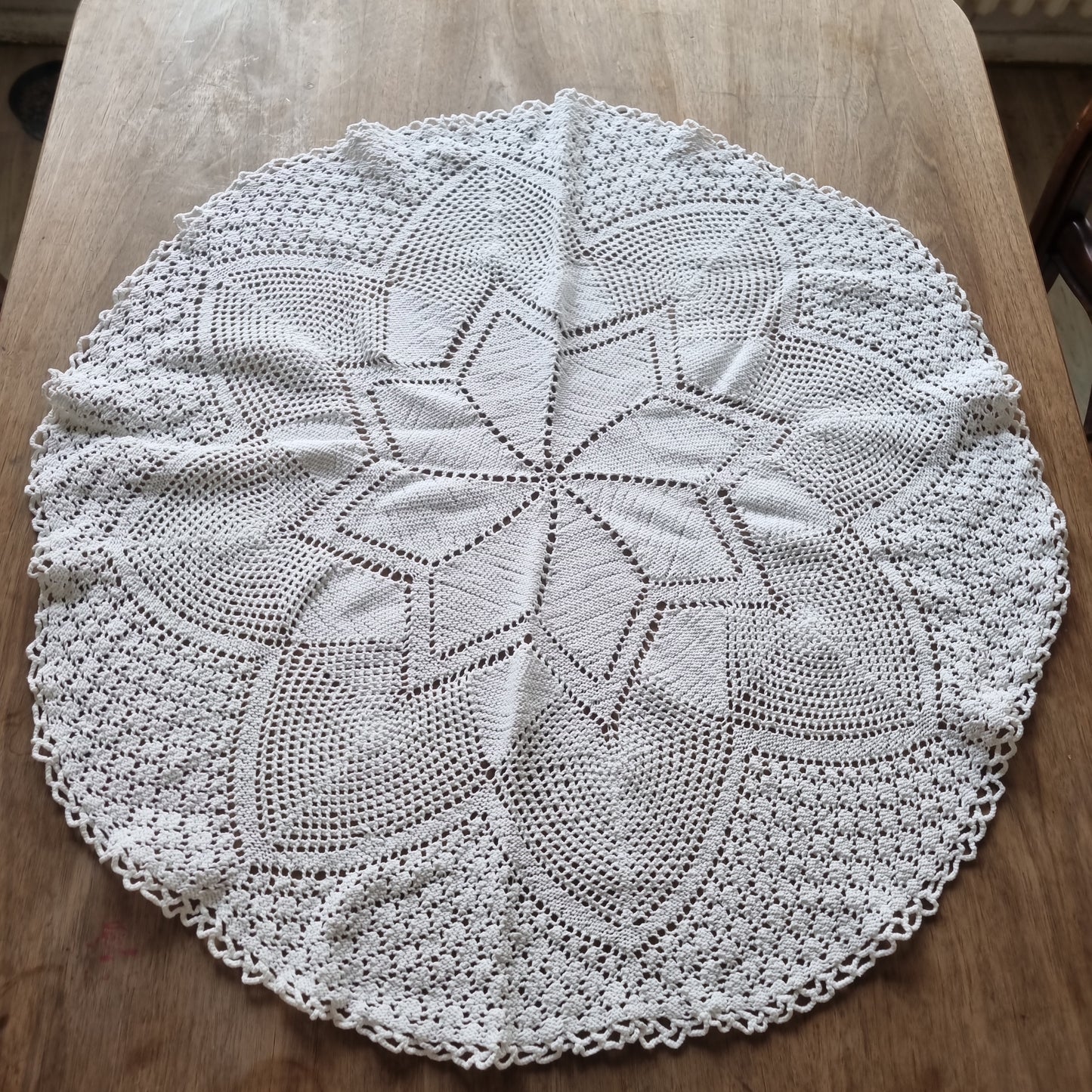 Antike weiße runde gehäkelte/ geklöppelte Tischdecke / Zierdecke weiß 75cm 🤍
