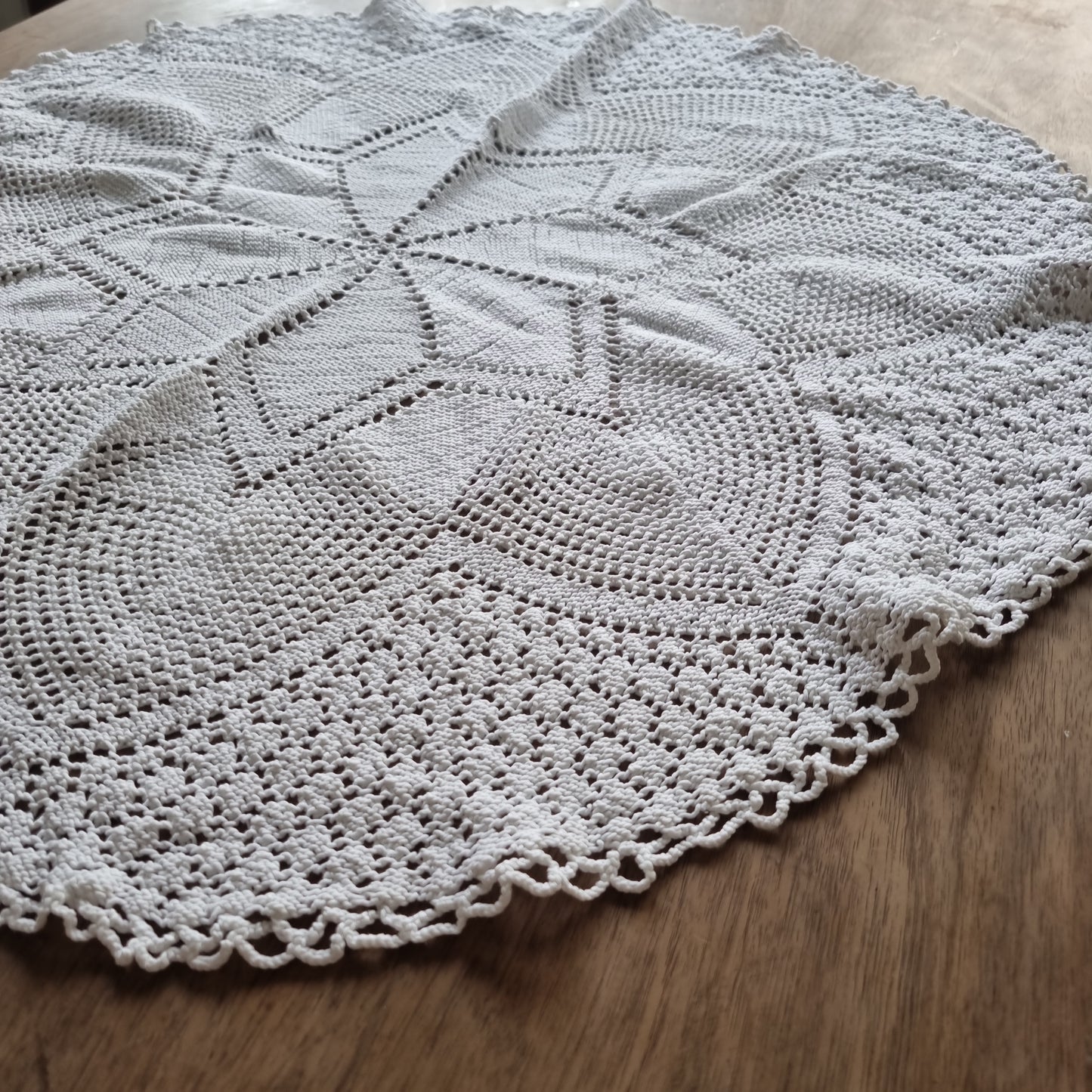 Antike weiße runde gehäkelte/ geklöppelte Tischdecke / Zierdecke weiß 75cm 🤍