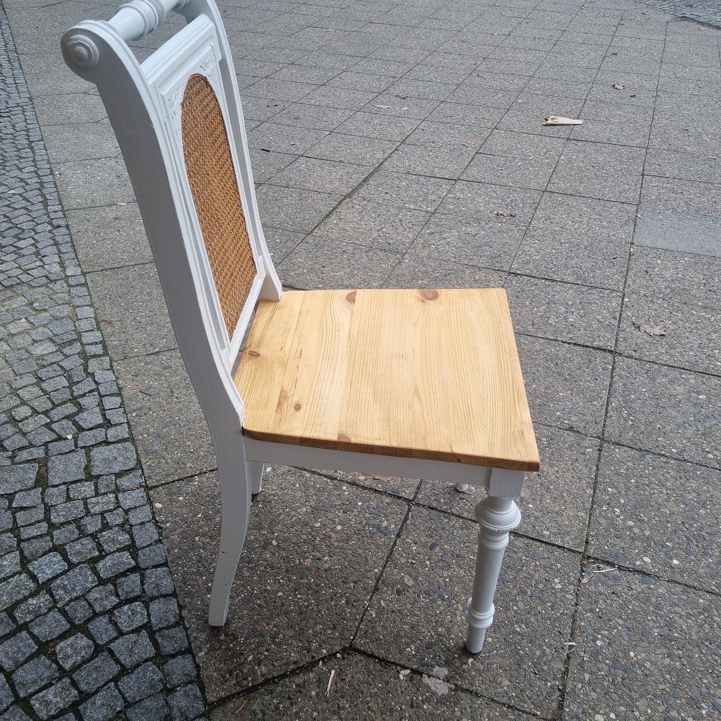 Antiker Gründerzeit Stuhl restauriert mit Wiener Geflecht Weiß kiefernholz