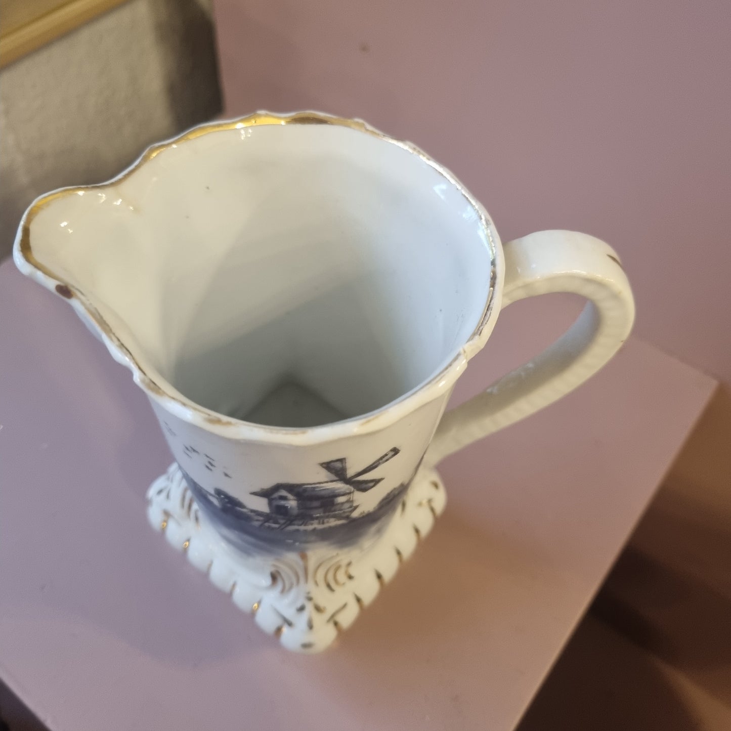 Sehr altes handbemaltes Milchkännchen Milchkanne Porzellan Weiß/Blau Holland Mühlen ( abplatzer)