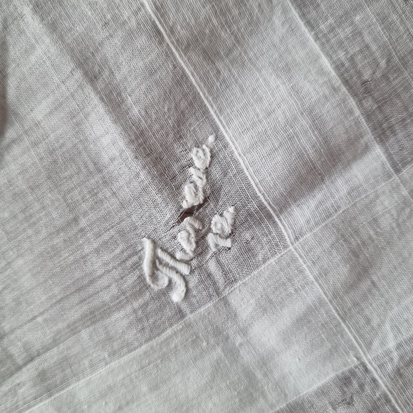 Antike, beschädigte Serviette hauchzart mit Name Theresa 43x50cm 🤍