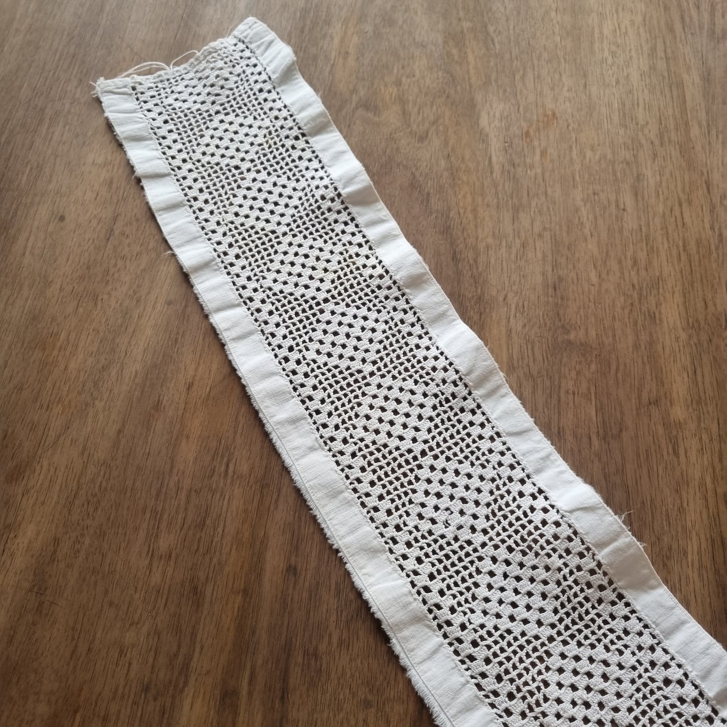 Ein Stück alte Spitze Handgemacht geklöppelt/ gehäkelt weiß 70x11cm🤍