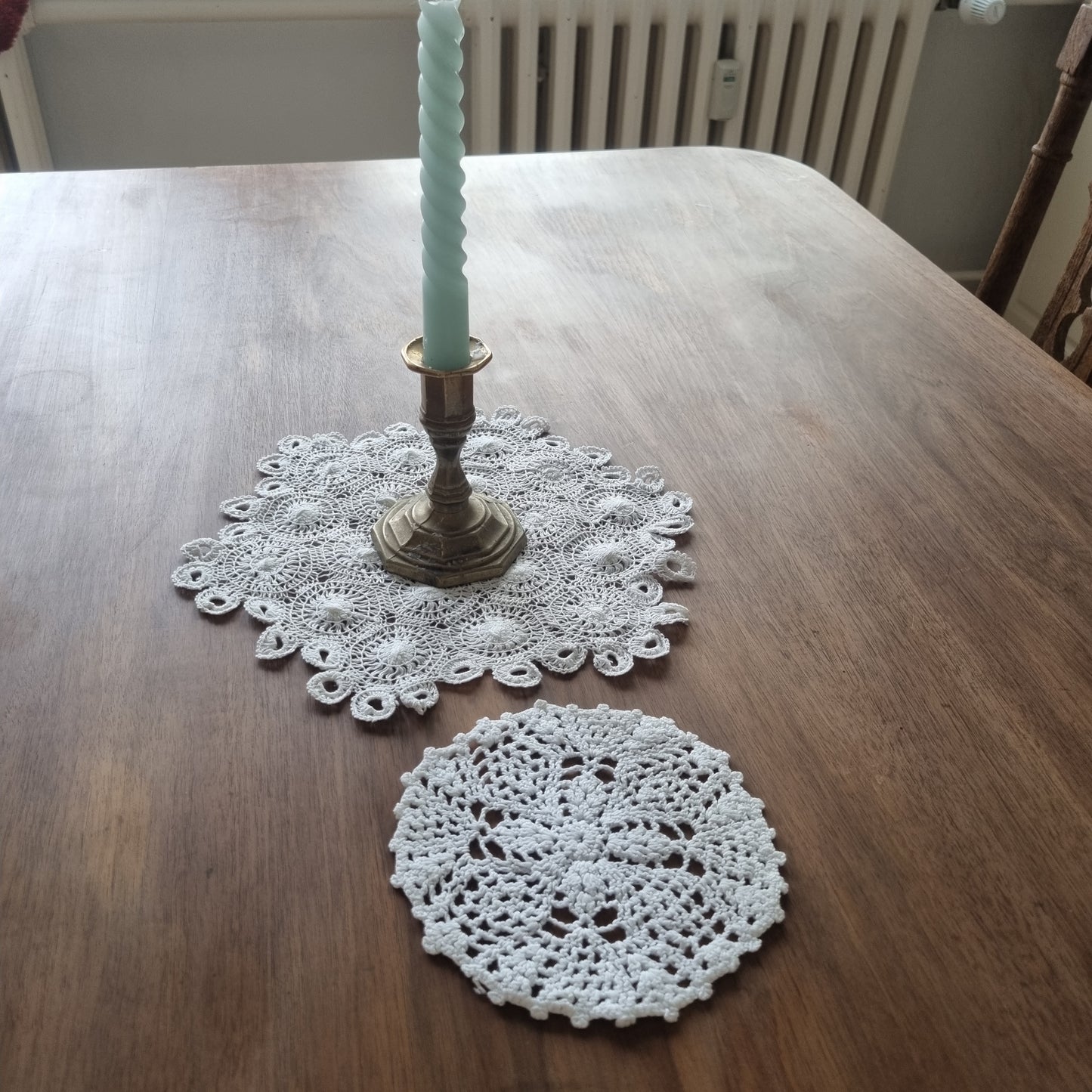 2x kleine Deckchen handgemacht geklöppelt gehäkelt 26cm & 13cm weiß 🤍