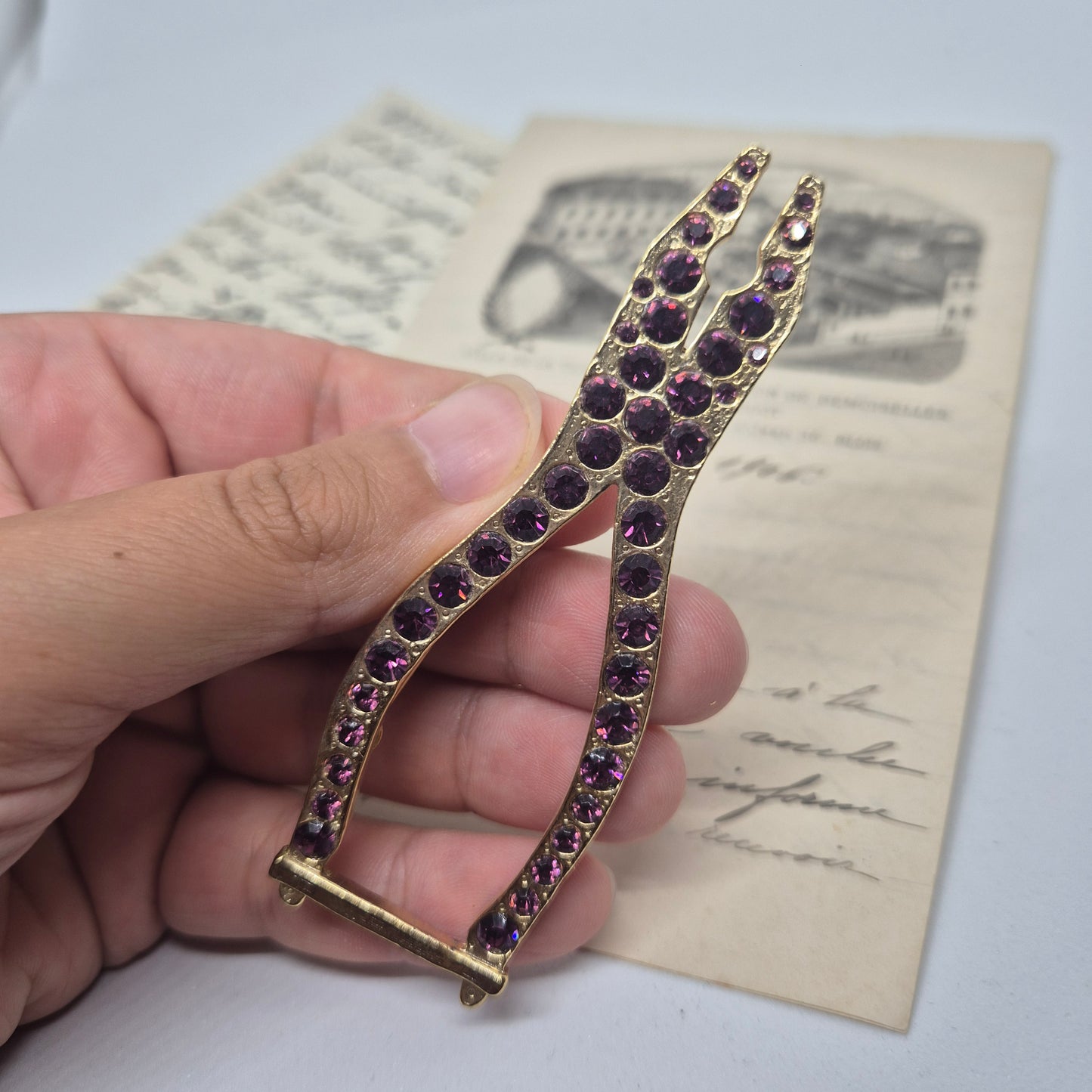 50er Jahre große Antik Brosche Werkzeug Modeschmuck Gold lila Strasssteine Zange Handwerker