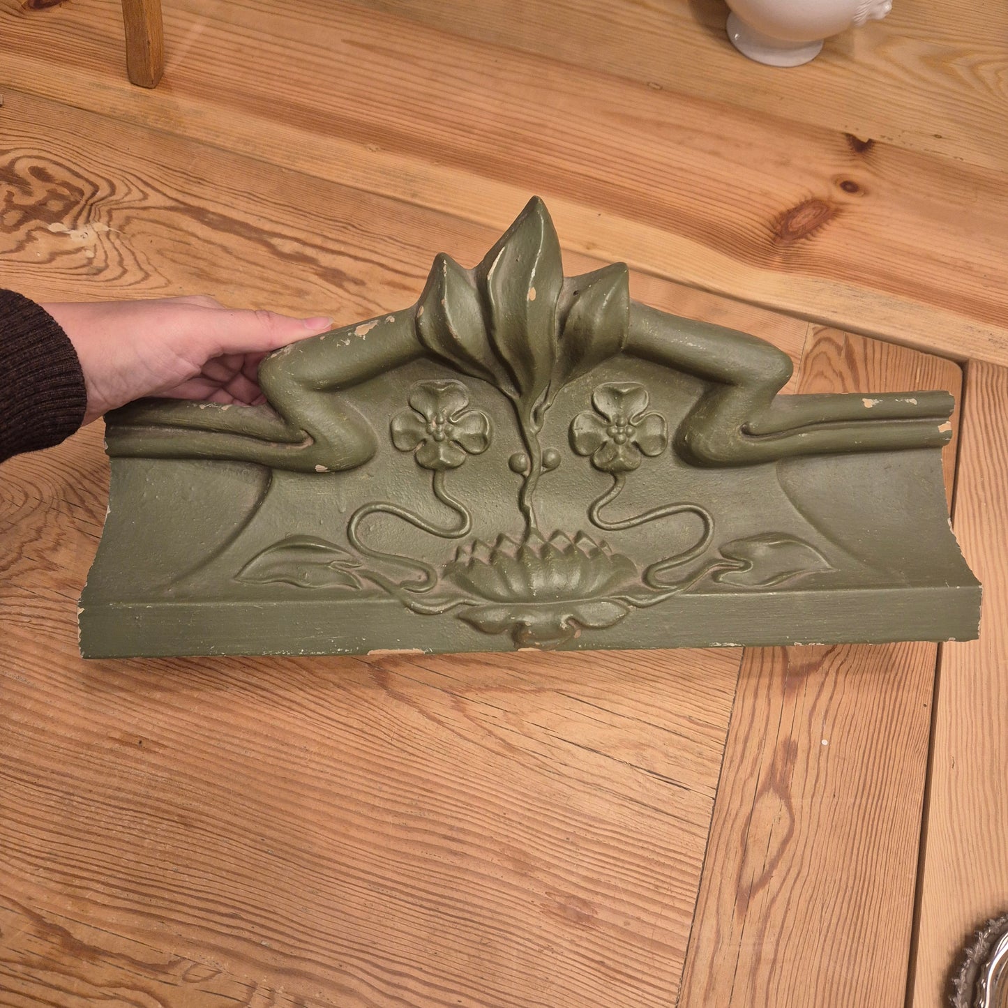 Antike Kachelofen Krone Jugendstil grün Dekoration Sims