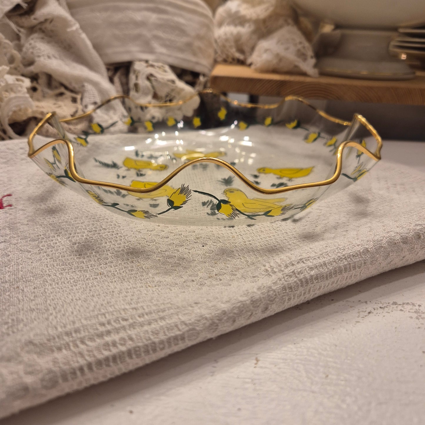 Vintage Küken Servierteller Ostern Glockenrand Gewellter Rand Glas