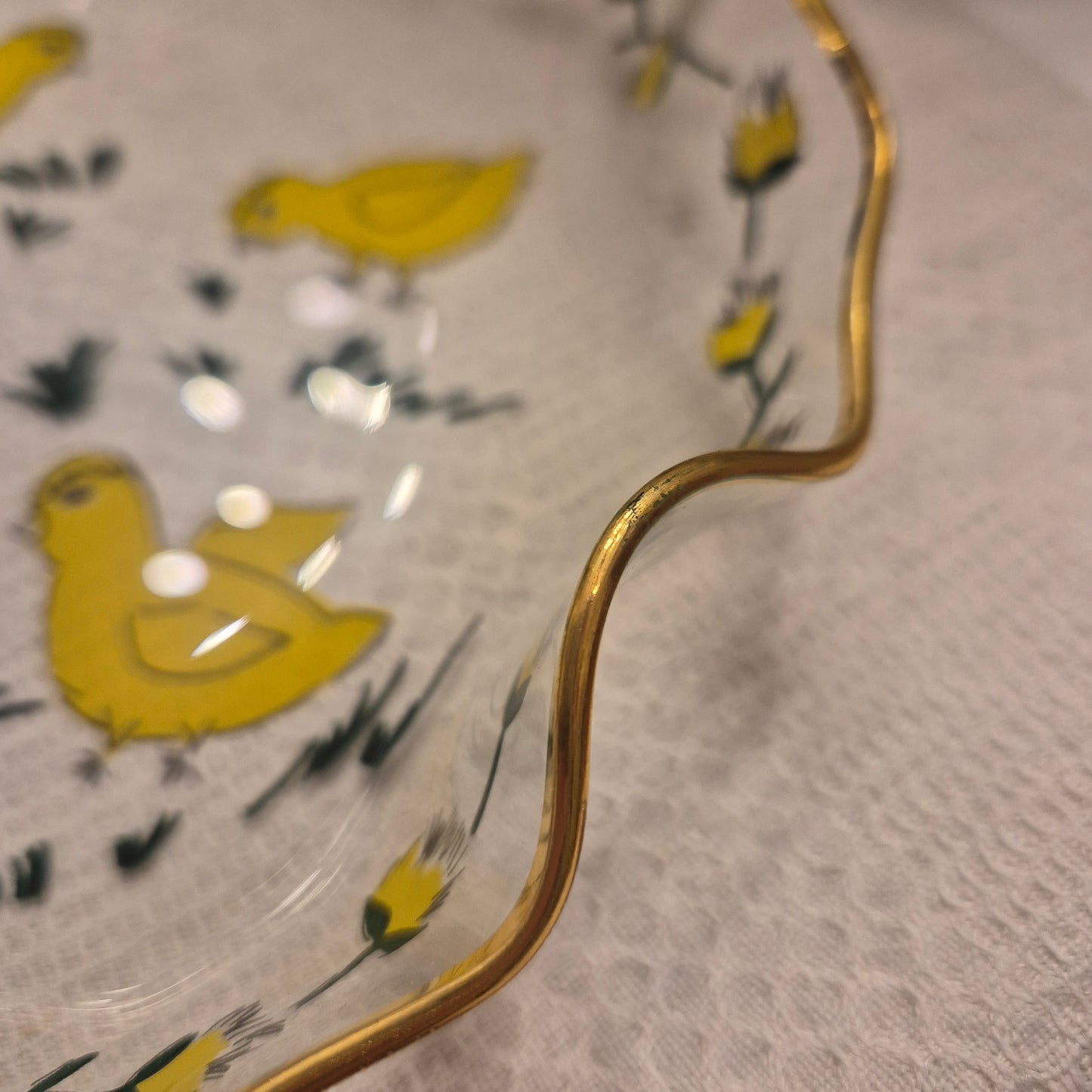 Vintage Küken Servierteller Ostern Glockenrand Gewellter Rand Glas