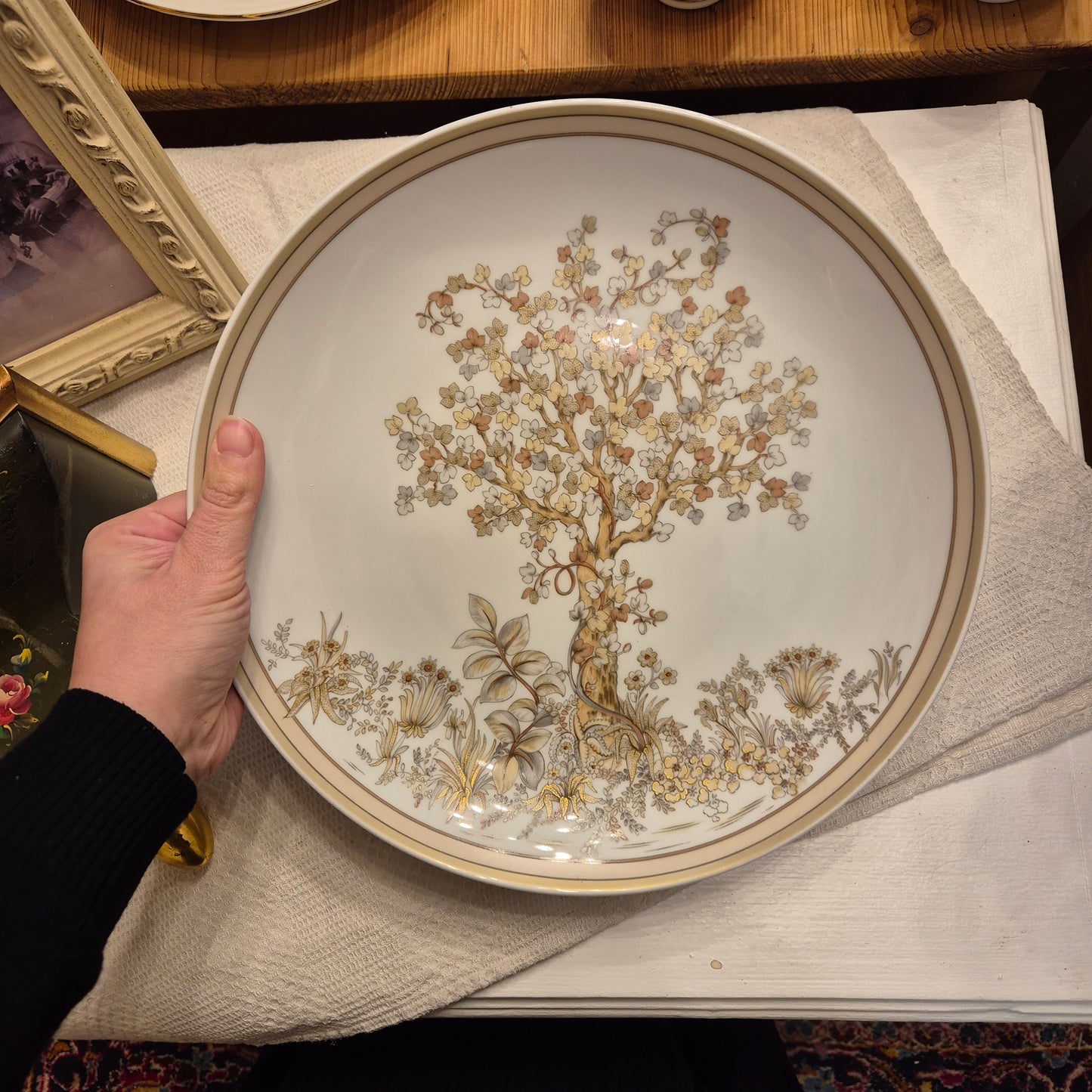 Großer Antiker Porzellan Wandteller mit Baum Blumen Kaiser Allegro Nossek