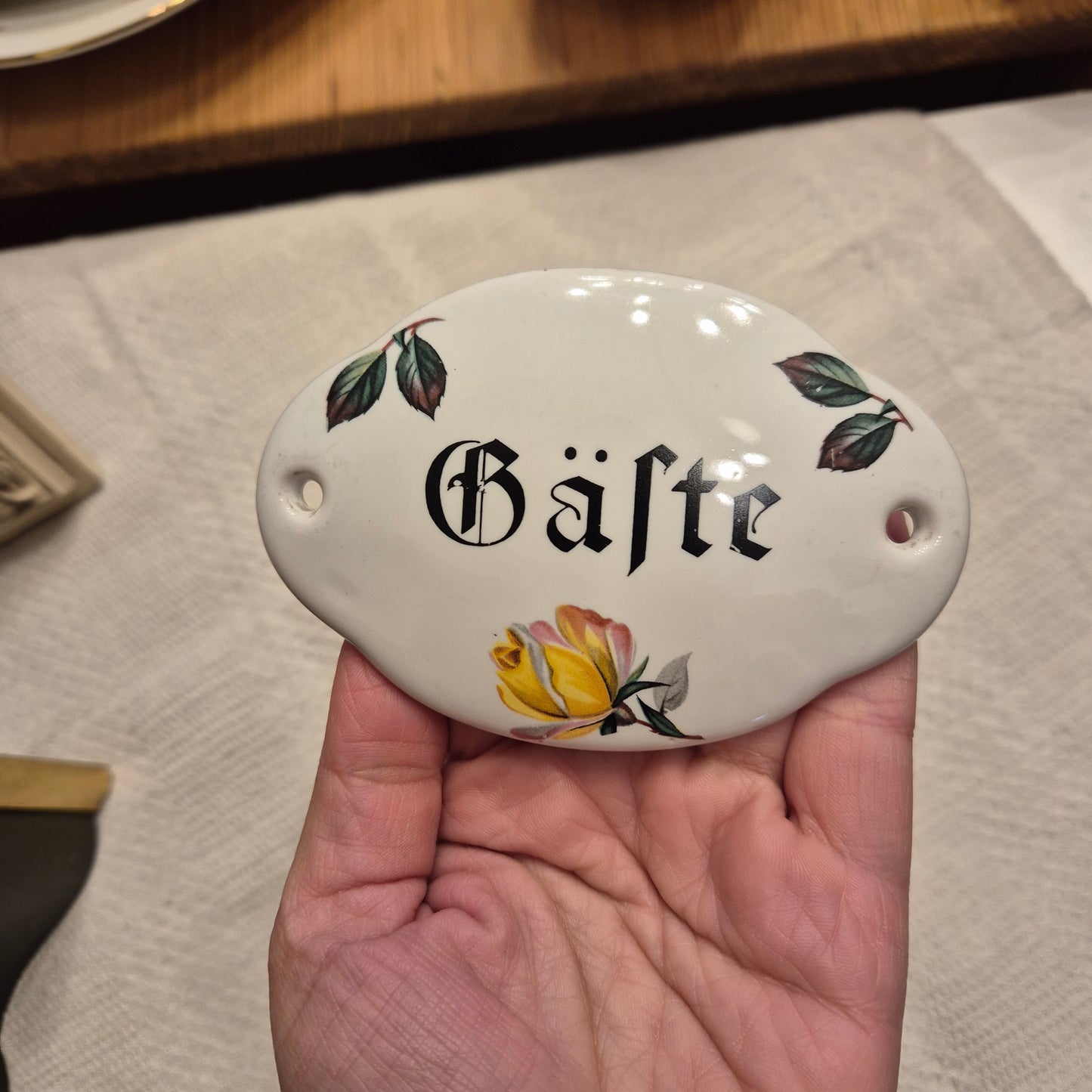Antikes Porzellan Keramik Schild Gäste Rosen Motiv