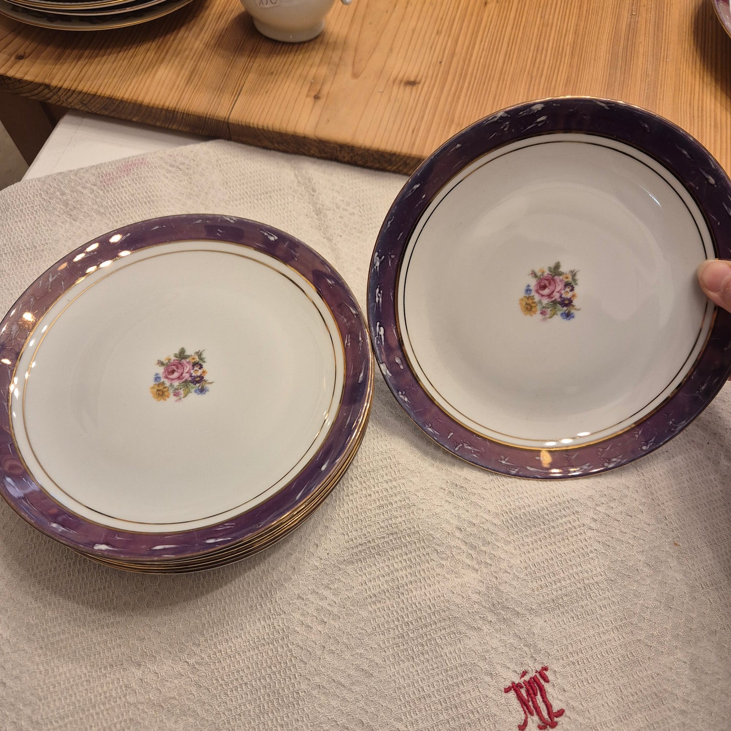 6x Antike Kuchenteller Blumendekor weiß mit lila Goldrand