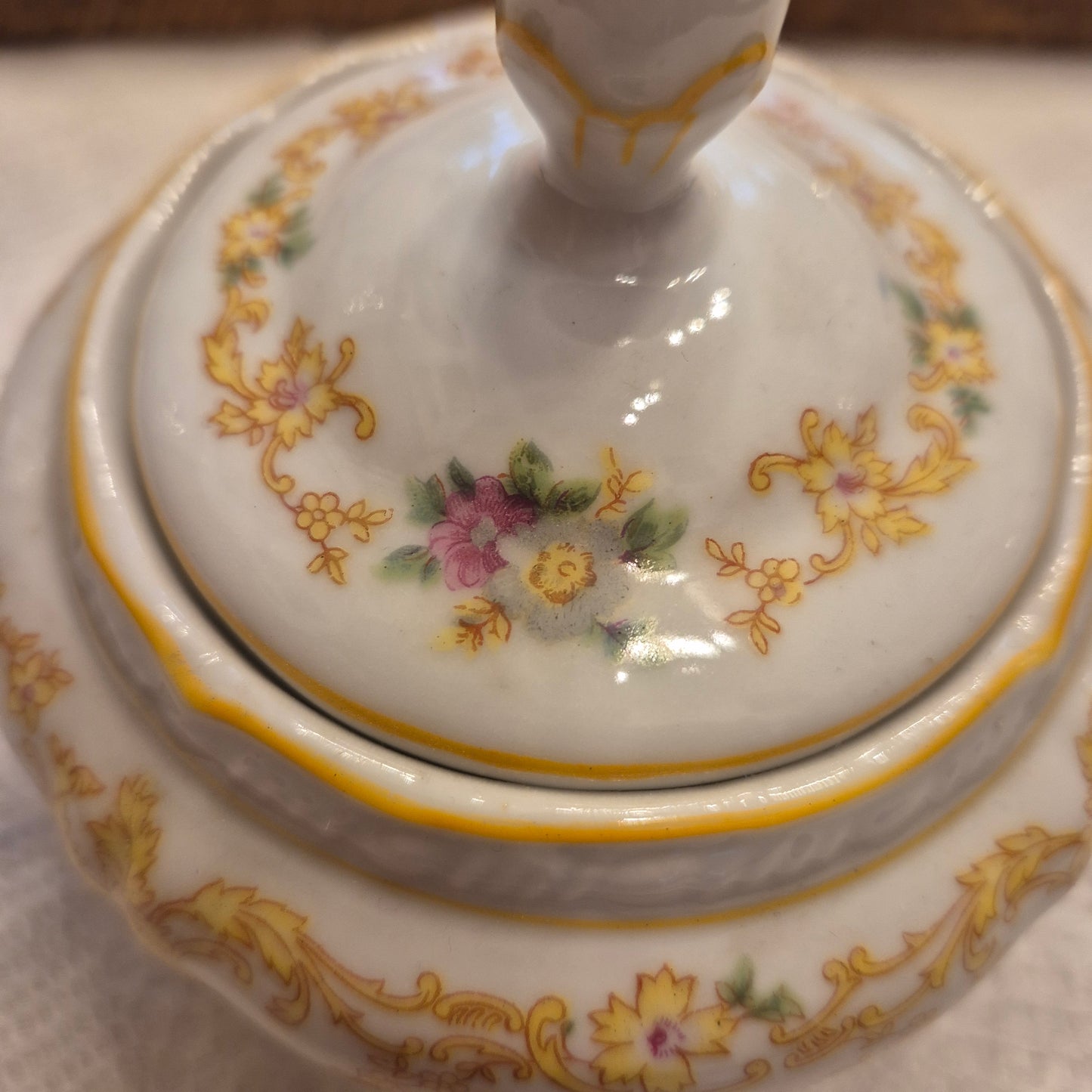 Antike Zuckerdose weiß mit Blumendekor
