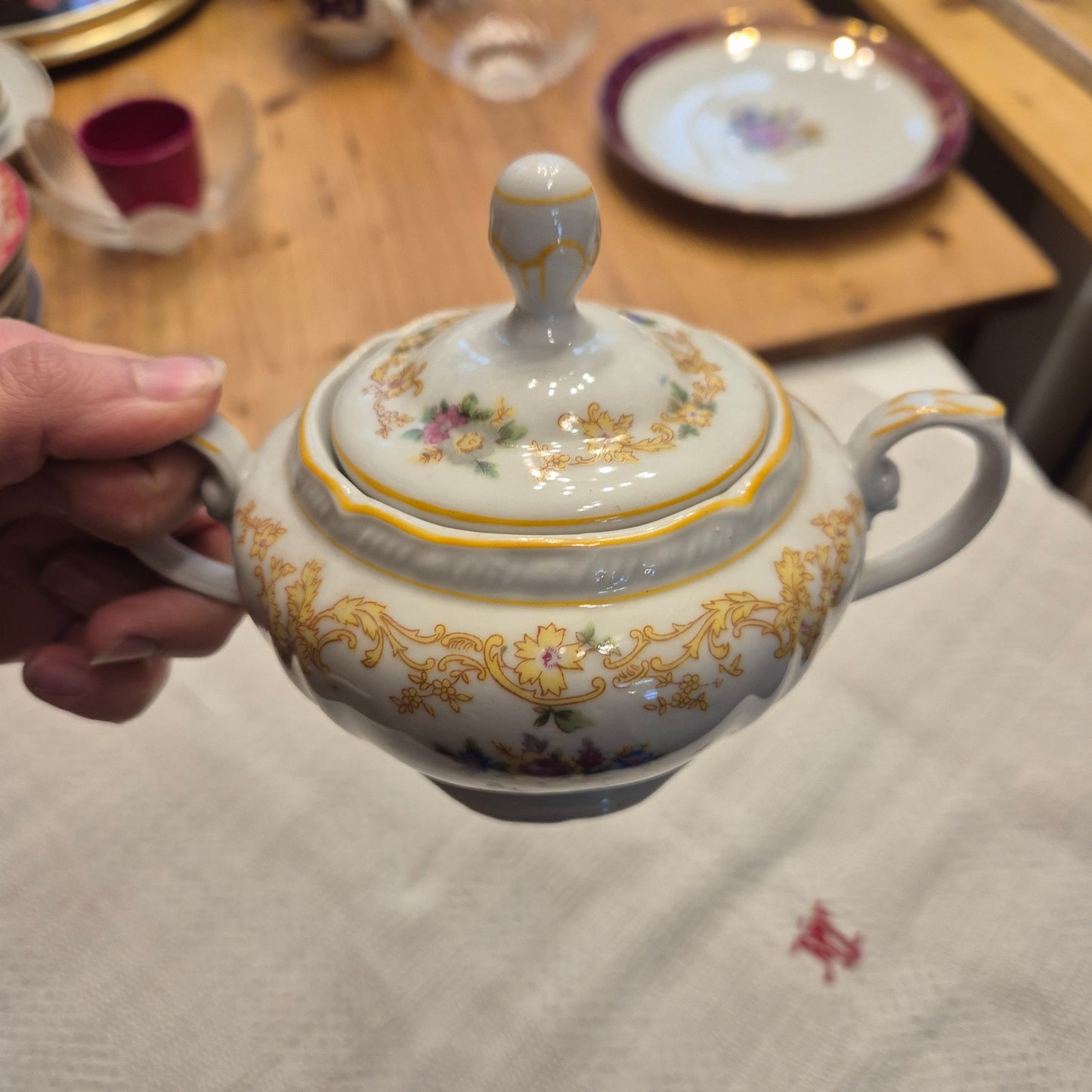 Antike Zuckerdose weiß mit Blumendekor
