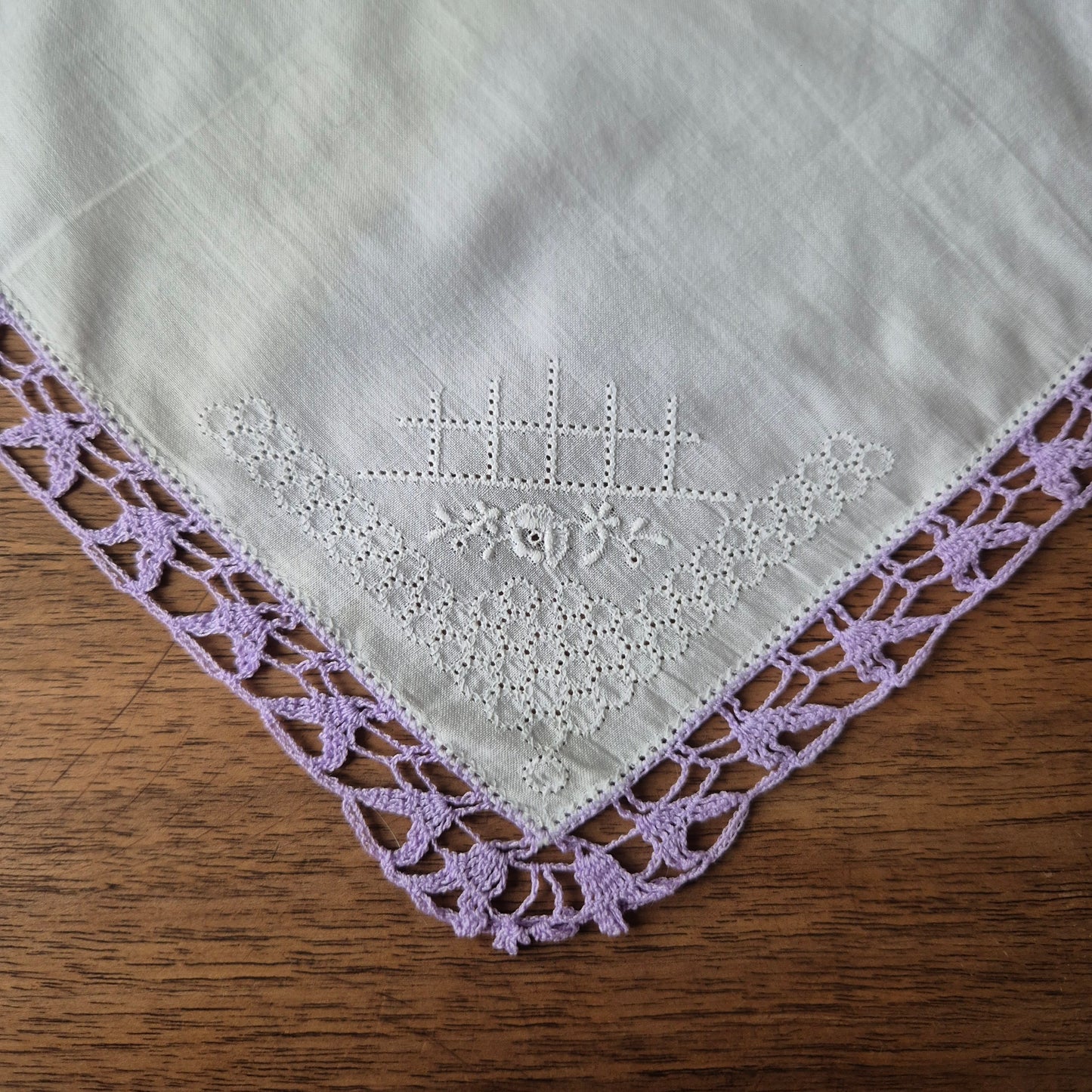 Vintage Stofftaschentuch weiß lila bestickt mit Rose Baumwolle gehäkelt/geklöppelt 28x27cm