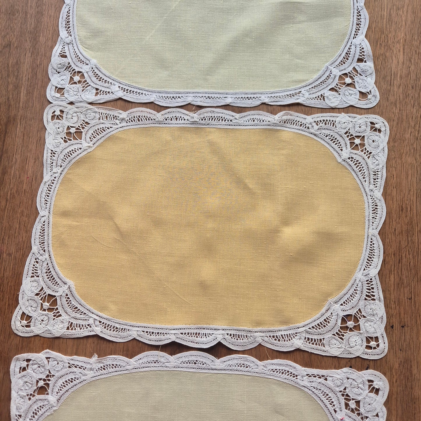 3x Antike Zierdeckchen Platzdeckchen Pastellgelb 40x30cm