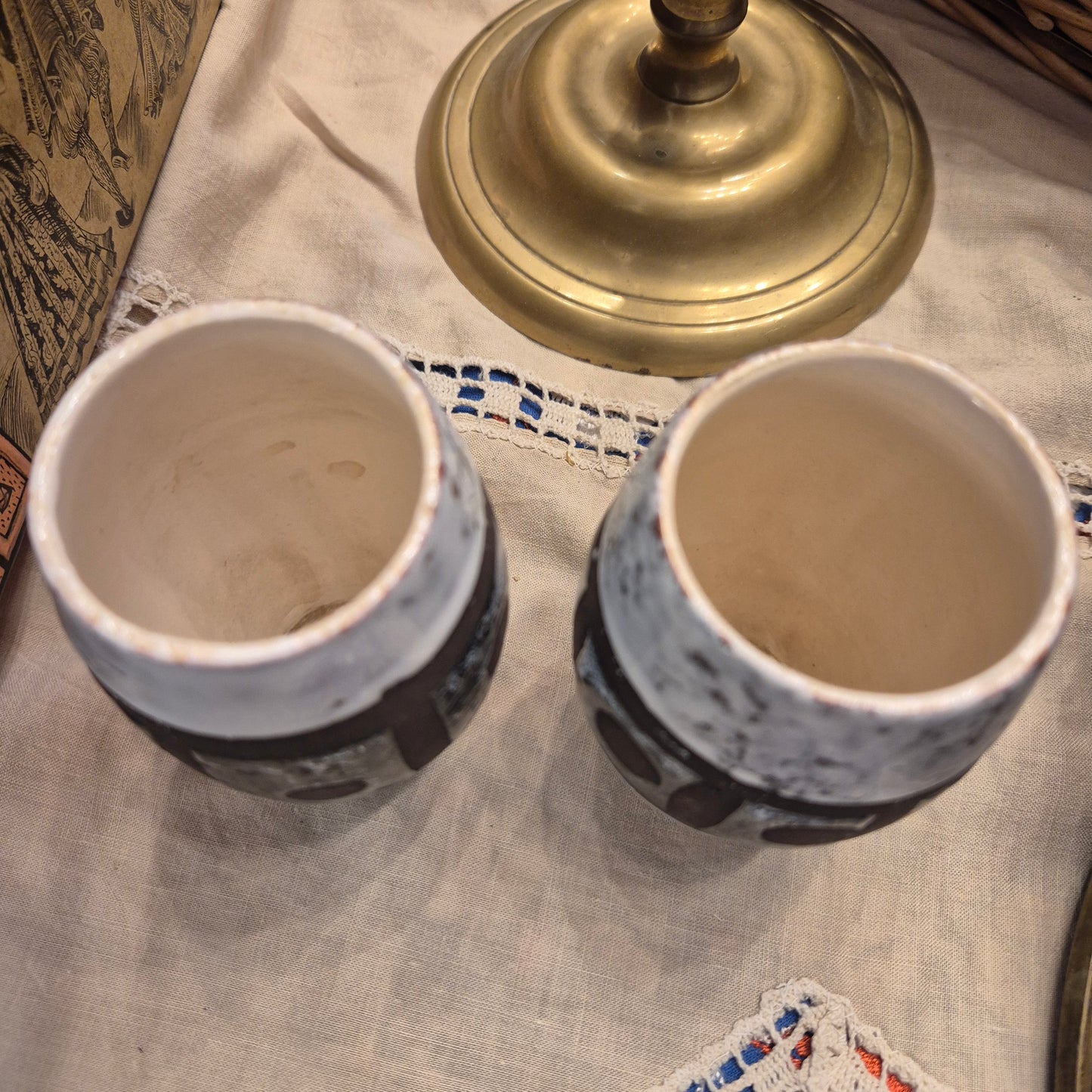 2x Alte Vintage Keramik Becher Mate oder als kleine Vasen braun beige