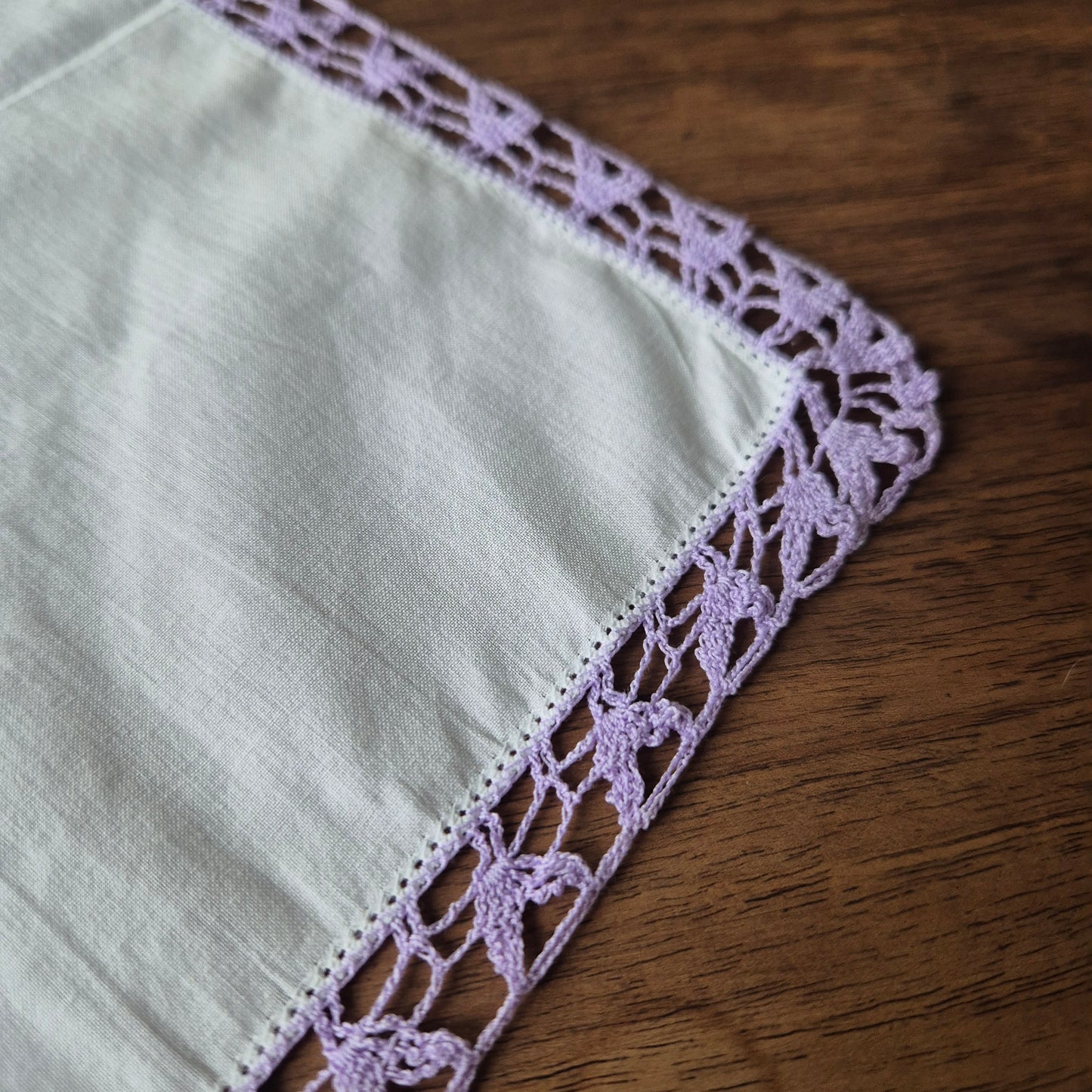Vintage Stofftaschentuch weiß lila bestickt mit Rose Baumwolle gehäkelt/geklöppelt 28x27cm