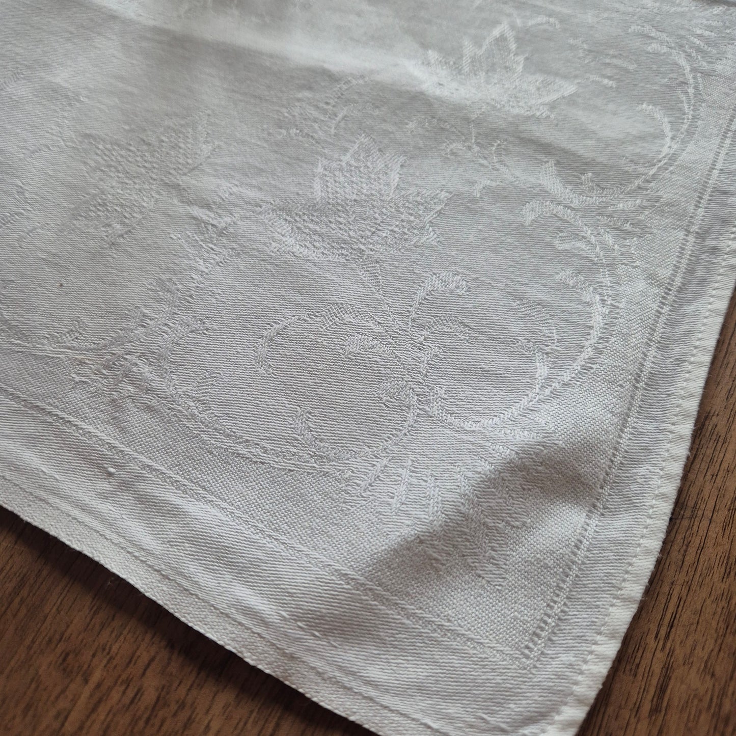 Antike einfache Damast Serviette oder Mitteldecke weiß Blattmotiv 45x48cm ♡