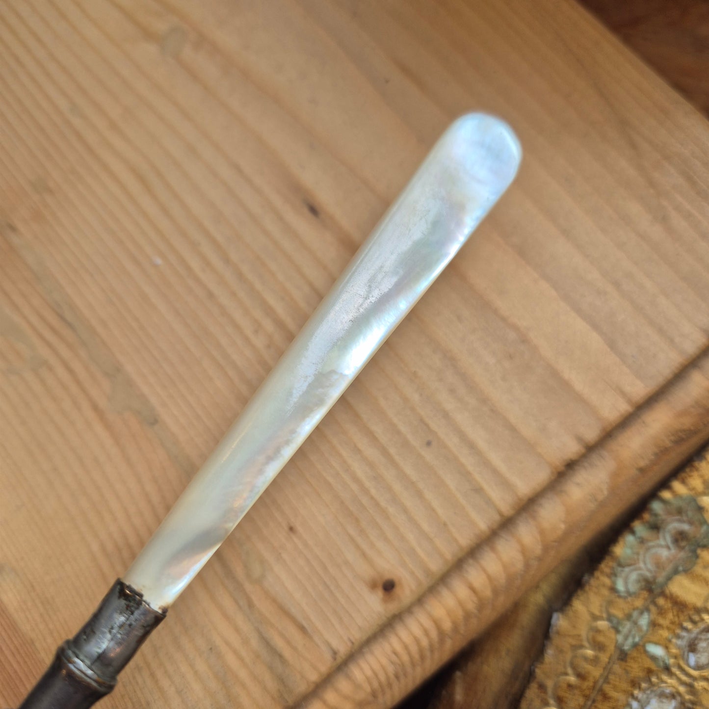 Antiker Brieföffner mit Perlmuttgriff