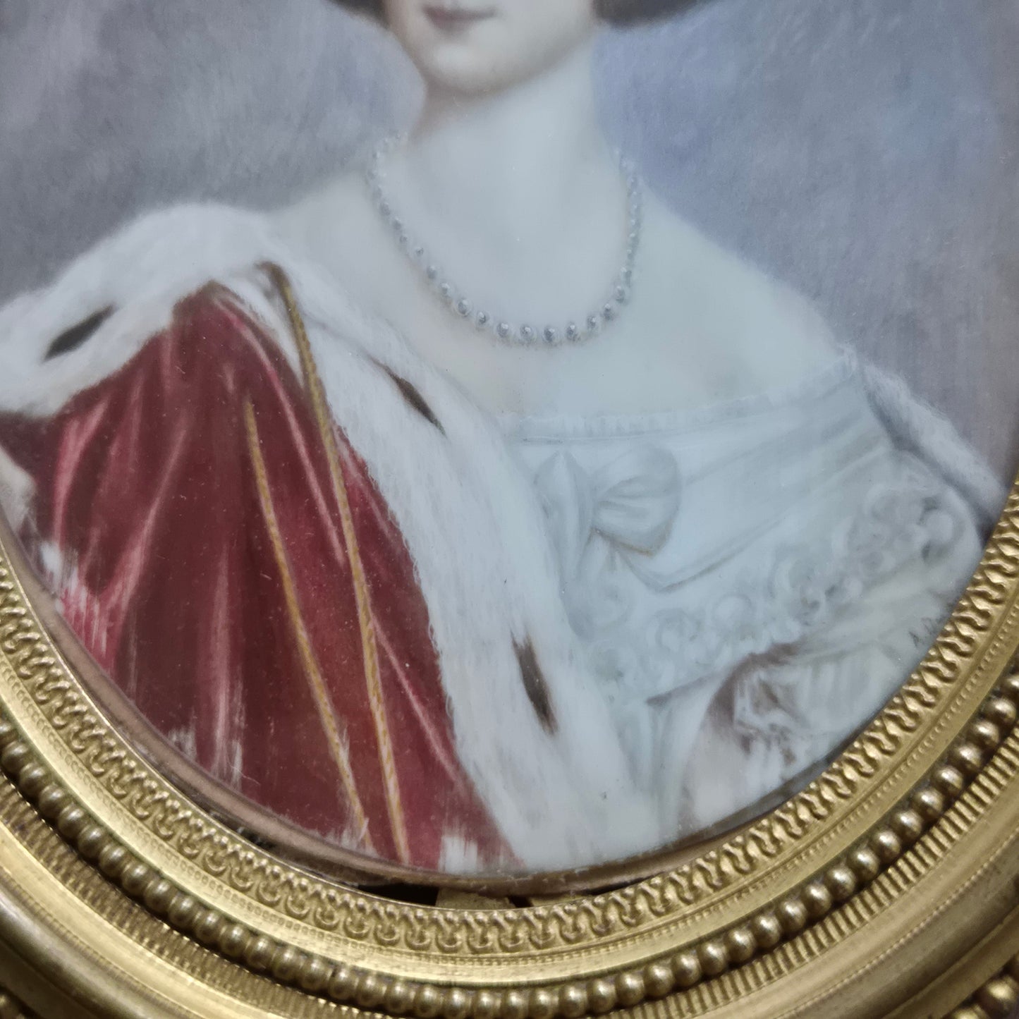 Antike viktorianische Miniaturmalerei / Lupenmalerei Porträt auf Porzellan / Leder in Messing gerahmt