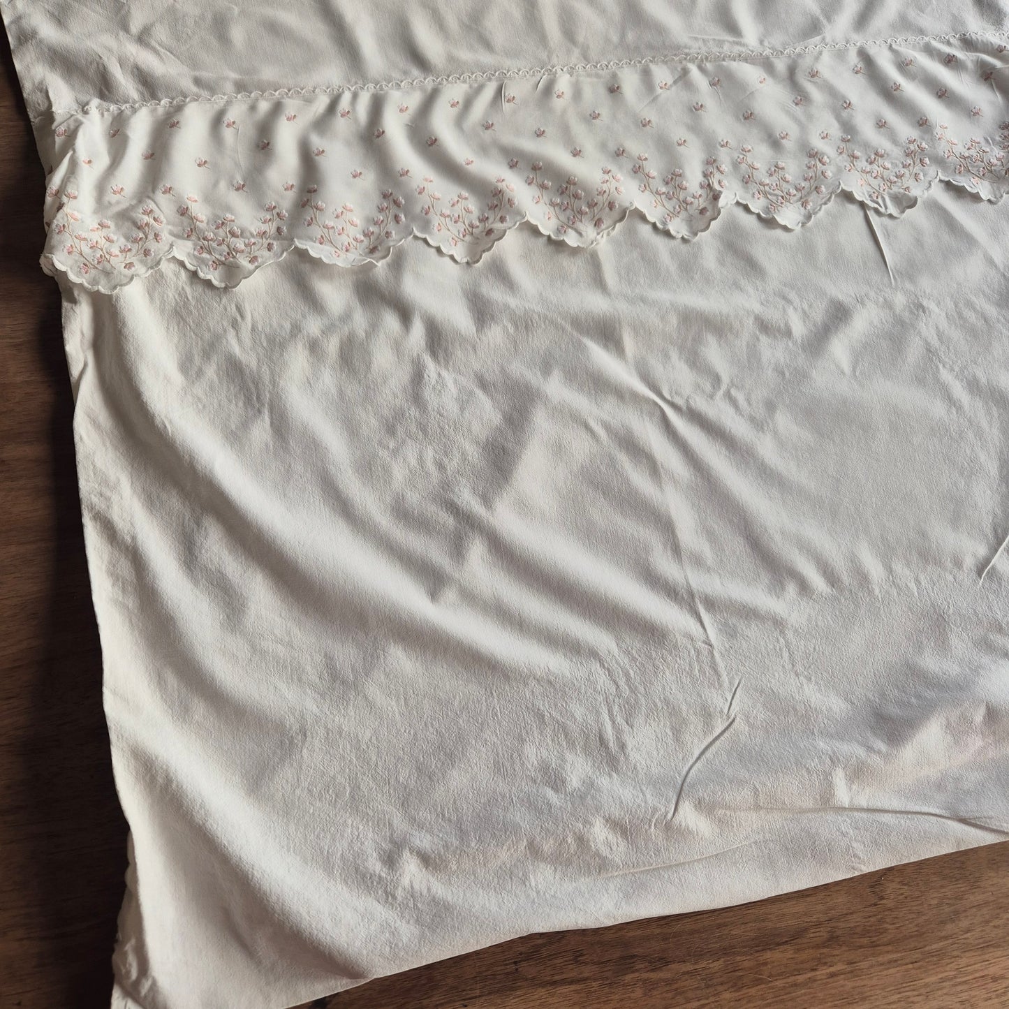 Antiker Kopfkissenbezug mit rosa Stickerein 70x70cm Baumwolle (unperfekt)