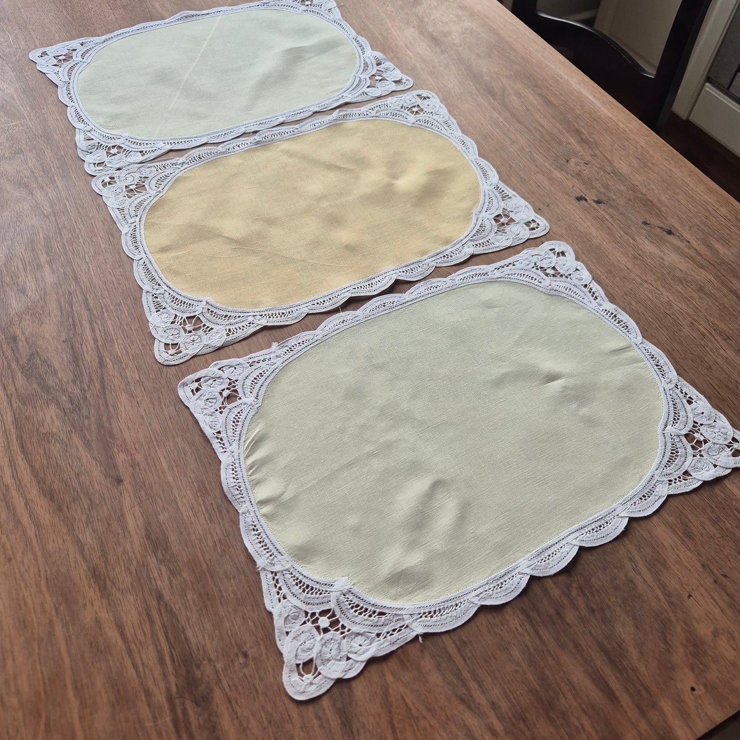 3x Antike Zierdeckchen Platzdeckchen Pastellgelb 40x30cm
