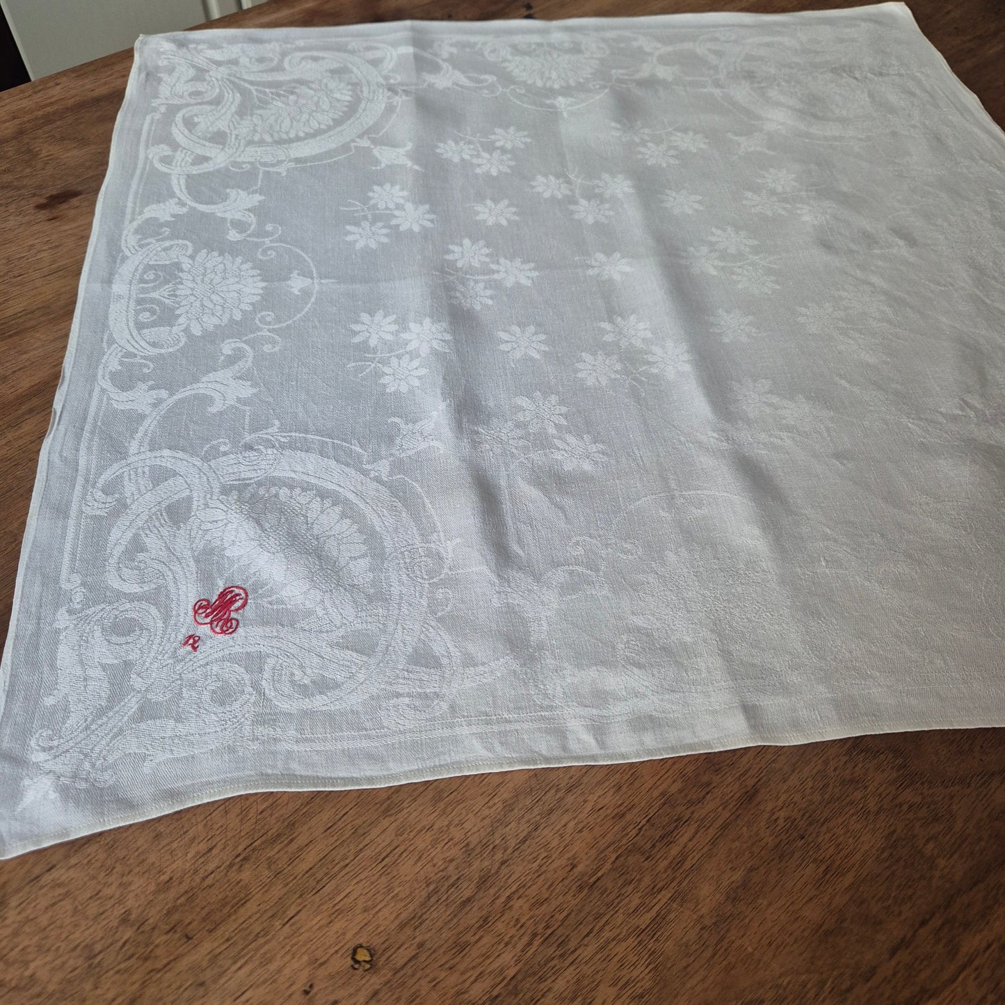 Antike Jugendstil Serviette/Mitteldecke rot bestickt weiß 62x62cm Monogramm M.R. Damast