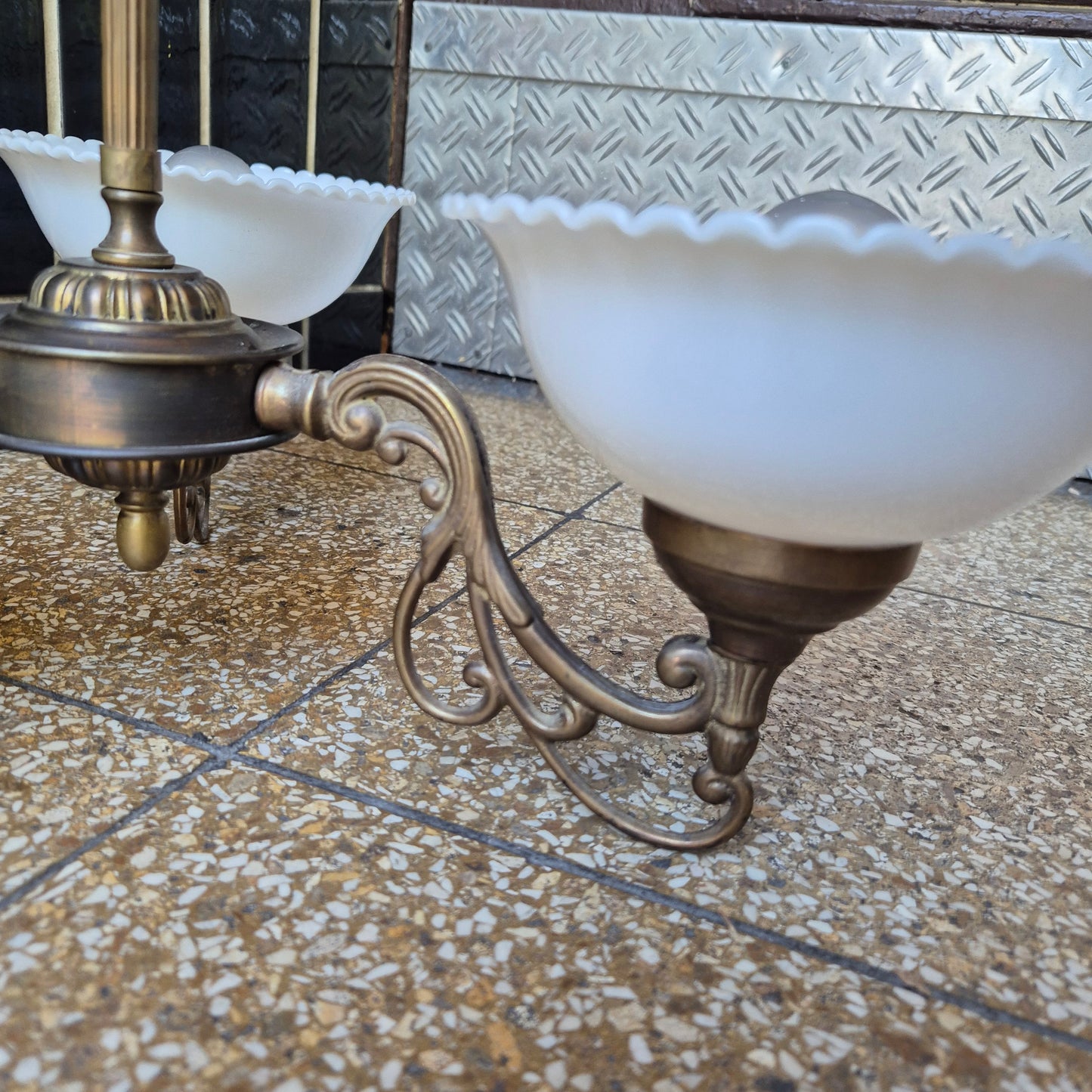 Art Jugendstil Lampe Deckenlampe mit drei Leuchten Messing Glas