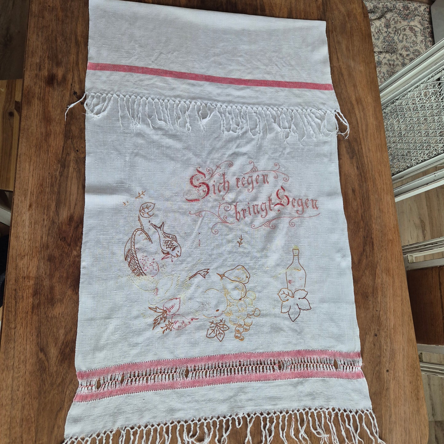 Altes Überhandtuch rot weiß verwaschen handmade 59x130cm "Sich regen bringt Segen"