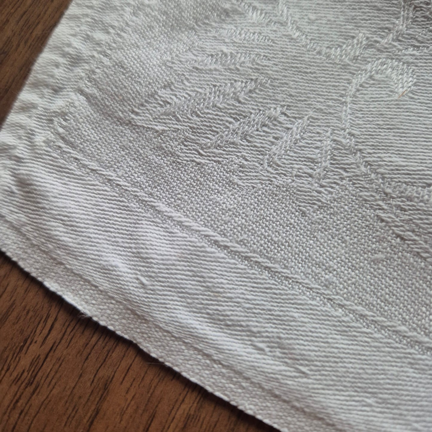 Antike einfache Damast Serviette oder Mitteldecke weiß Blattmotiv 45x48cm ♡