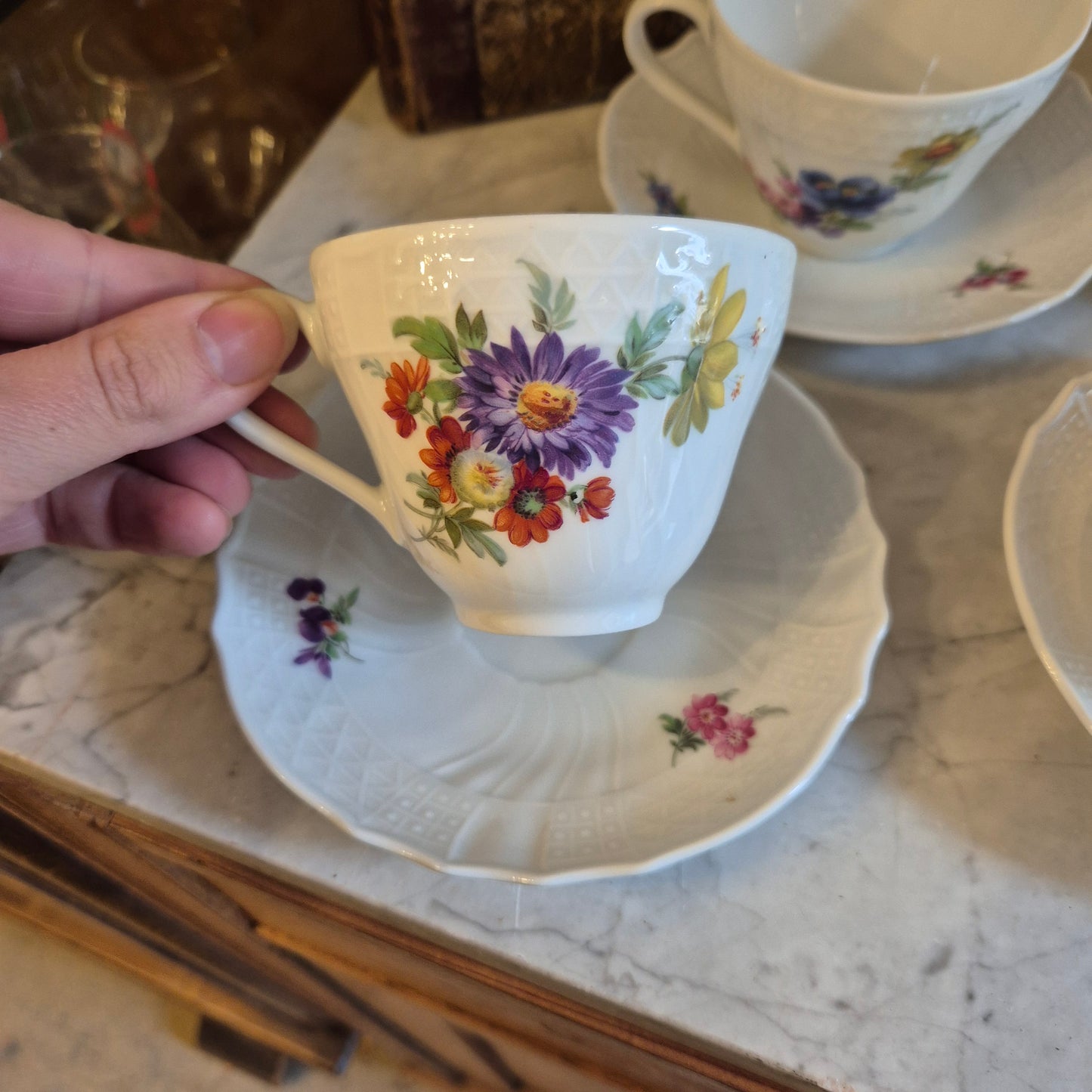 6x Antike Hutschenreuther Porzellan Tassen mit Untertassen mit Blumenmotiv Reliefrand Tee Kaffee