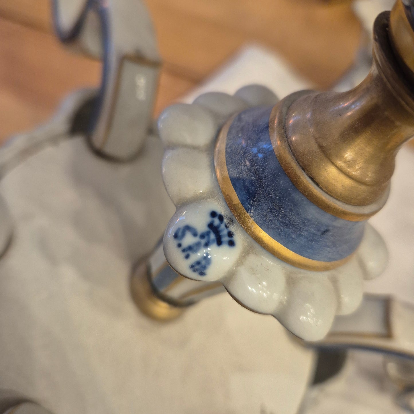 Antiker Barock Blumendekor Kronleuchter oder Kandelaber aus Porzellan, Italien - 6-armig (geklebt)