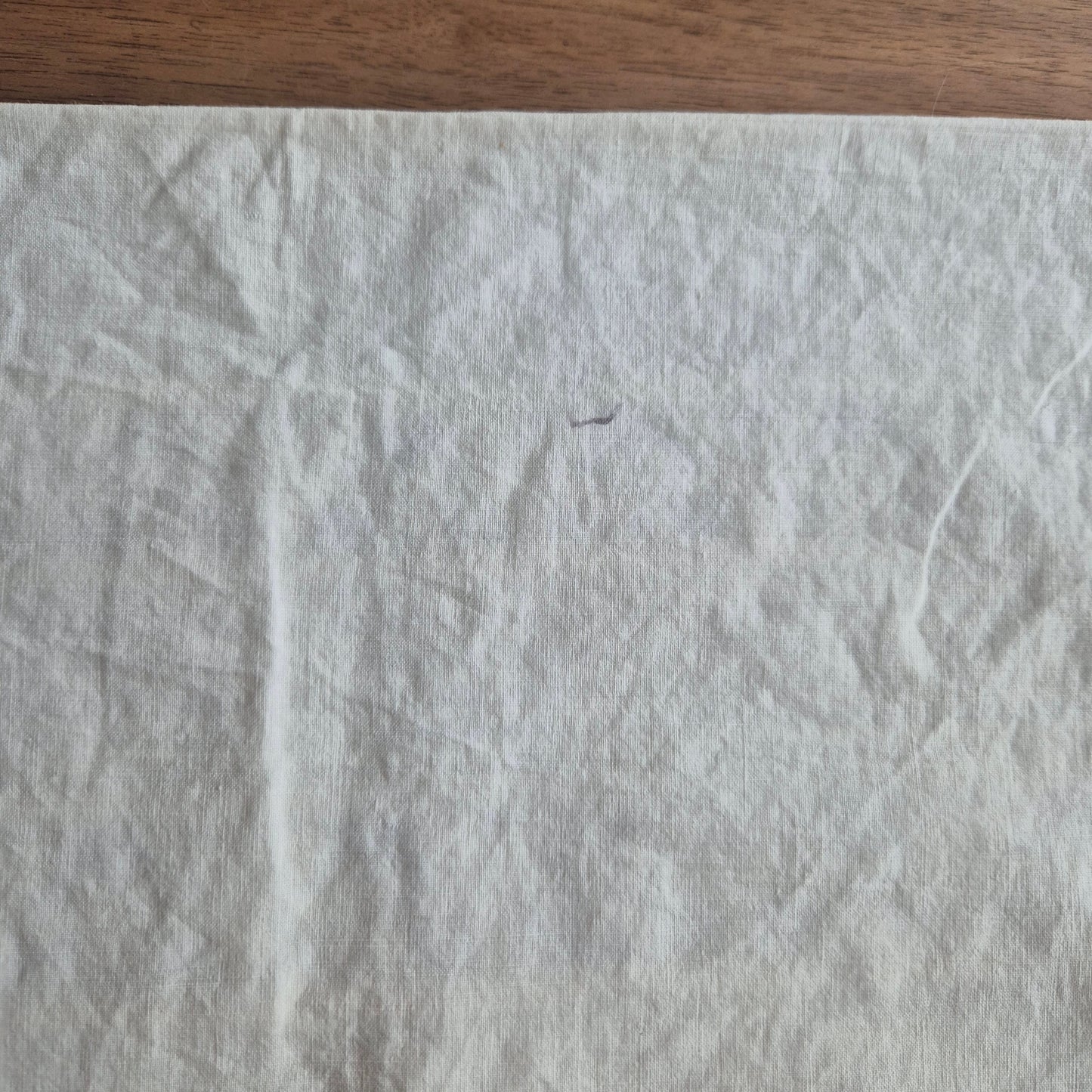 Stark vergilbter Kopfkissenbezug mit Monogram A.W. 75x70cm