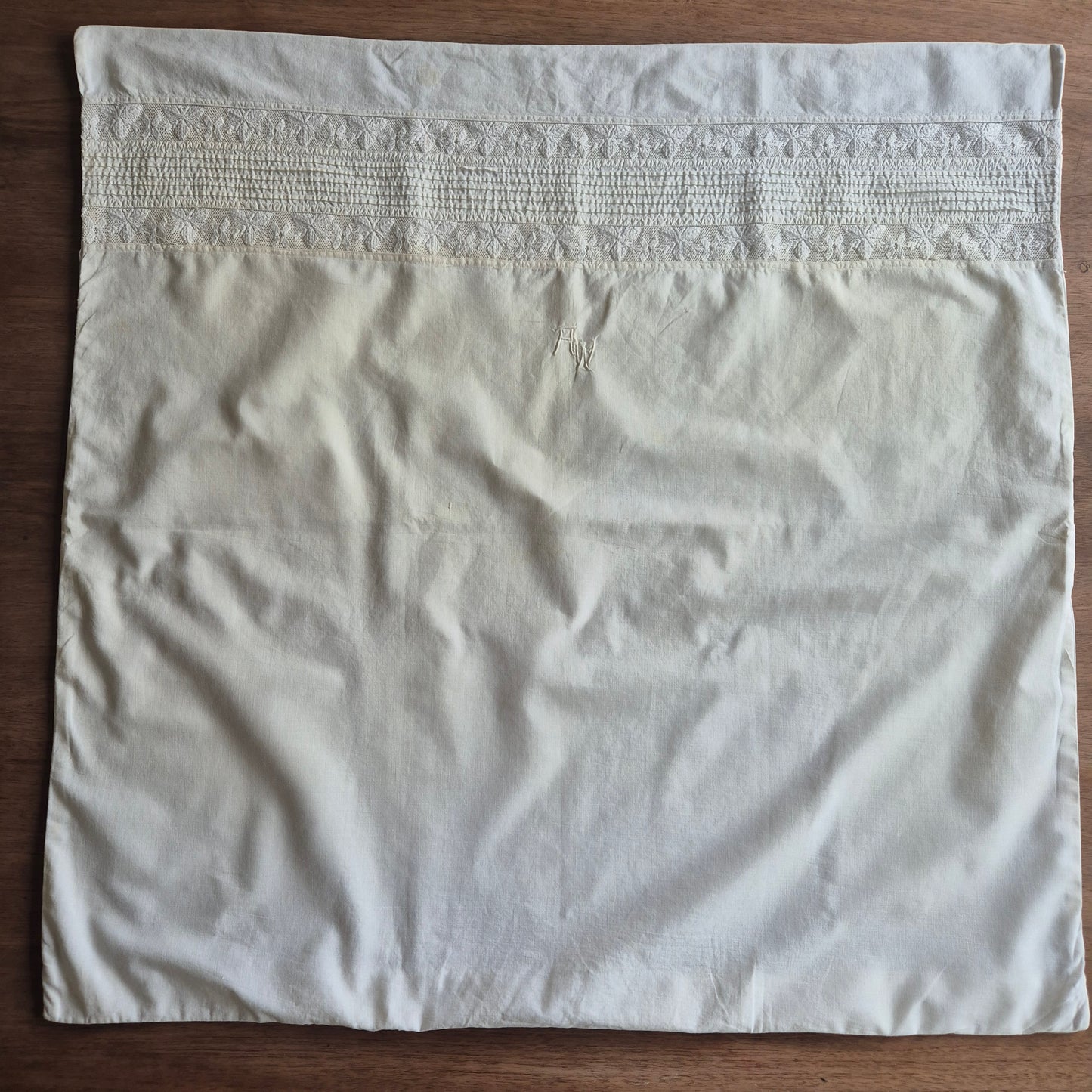 Stark vergilbter Kopfkissenbezug mit Monogram A.W. 75x70cm