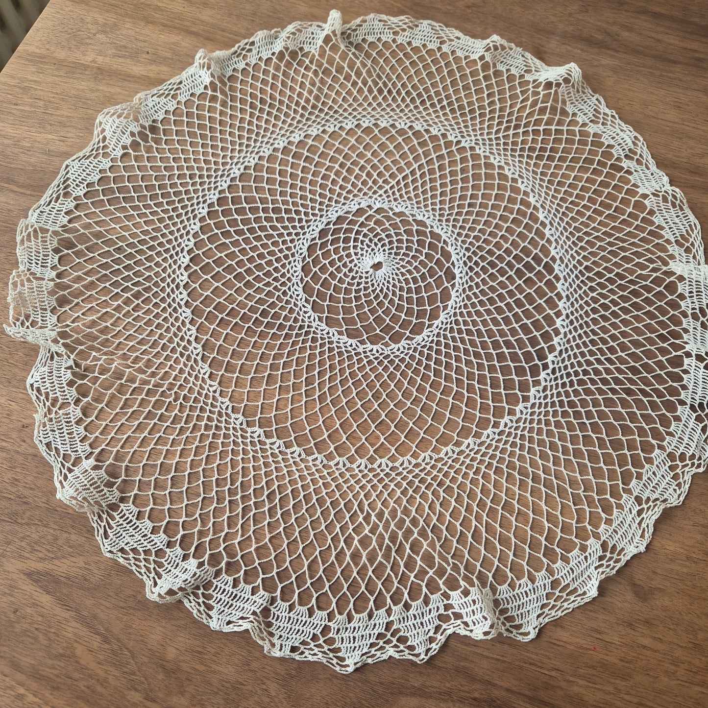 Antikes gehäkeltes / geklöppeltes Zierdeckchen weiß rund 54cm