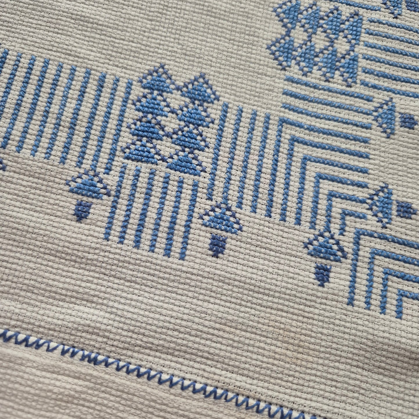 Antike bestickte Kommodenläufer oder blickdichter Vorhang Leinen/Baumwolle weiß/blau