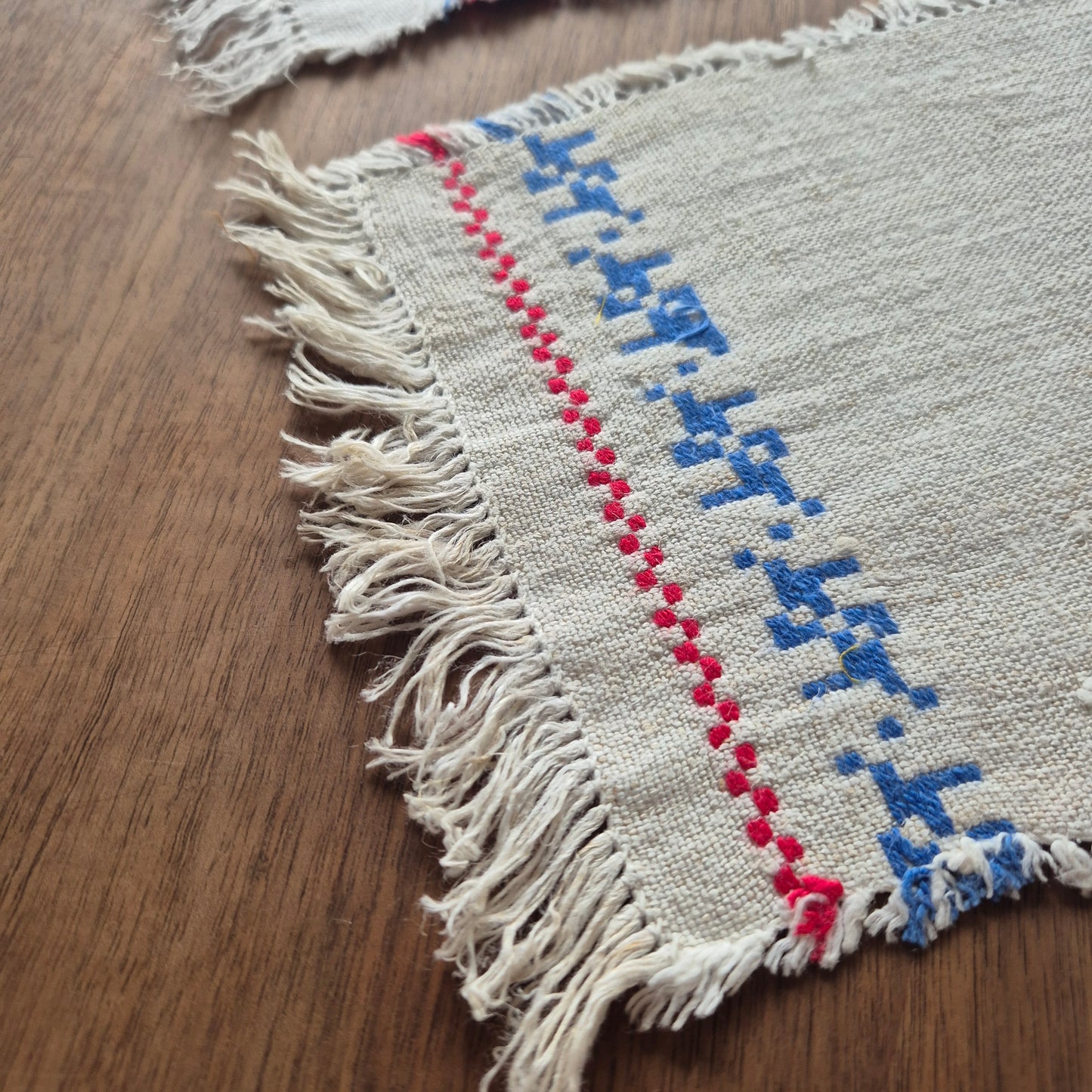 2x Antike kleine Tischdecken Deckchen blau weiß rot traditionell Platzdecke 30x45cm & 45x18cm