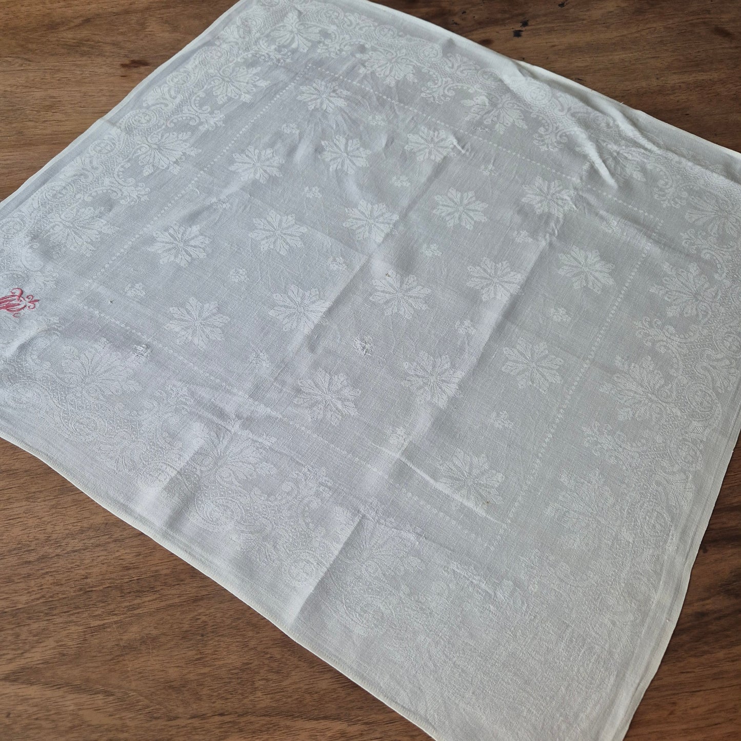 Antike Jugendstil Serviette/Mitteldecke rot bestickt weiß 59x59cm Monogramm B.N. Damast
