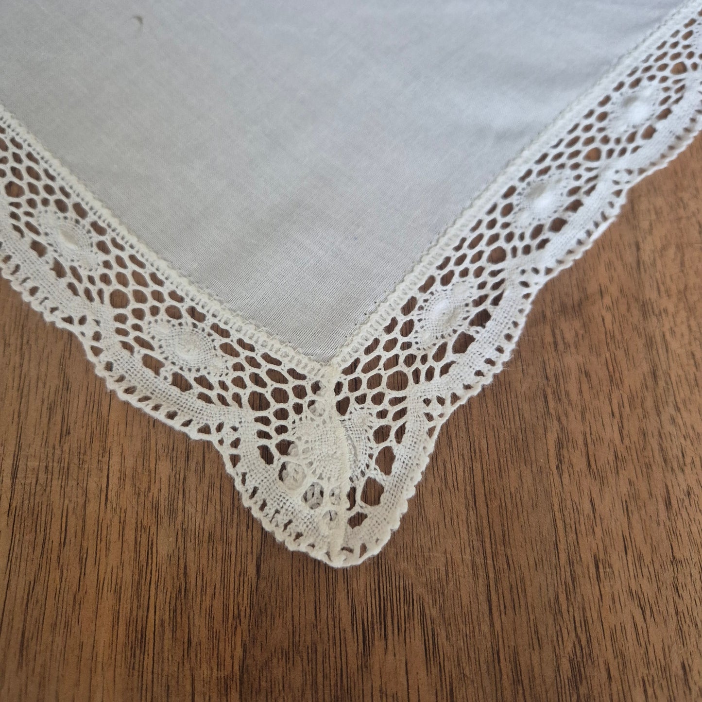 Vintage Tischdecke Baumwolle mit Blumenstickerei und durchbrochener Spitze 82x79cm