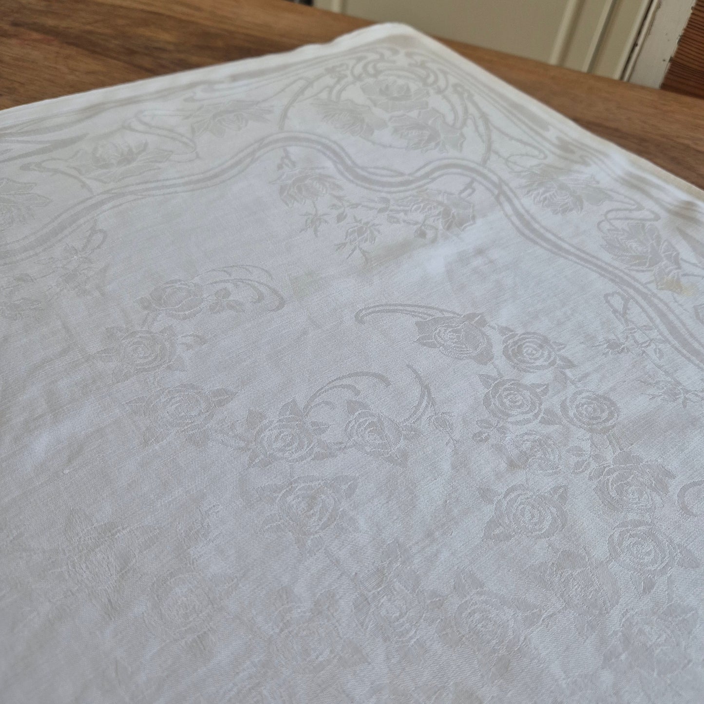 Antike Jugendstil Serviette/Mitteldecke weiß 64x64cm Damast Blumen Stockflecken Monogramm G.C.