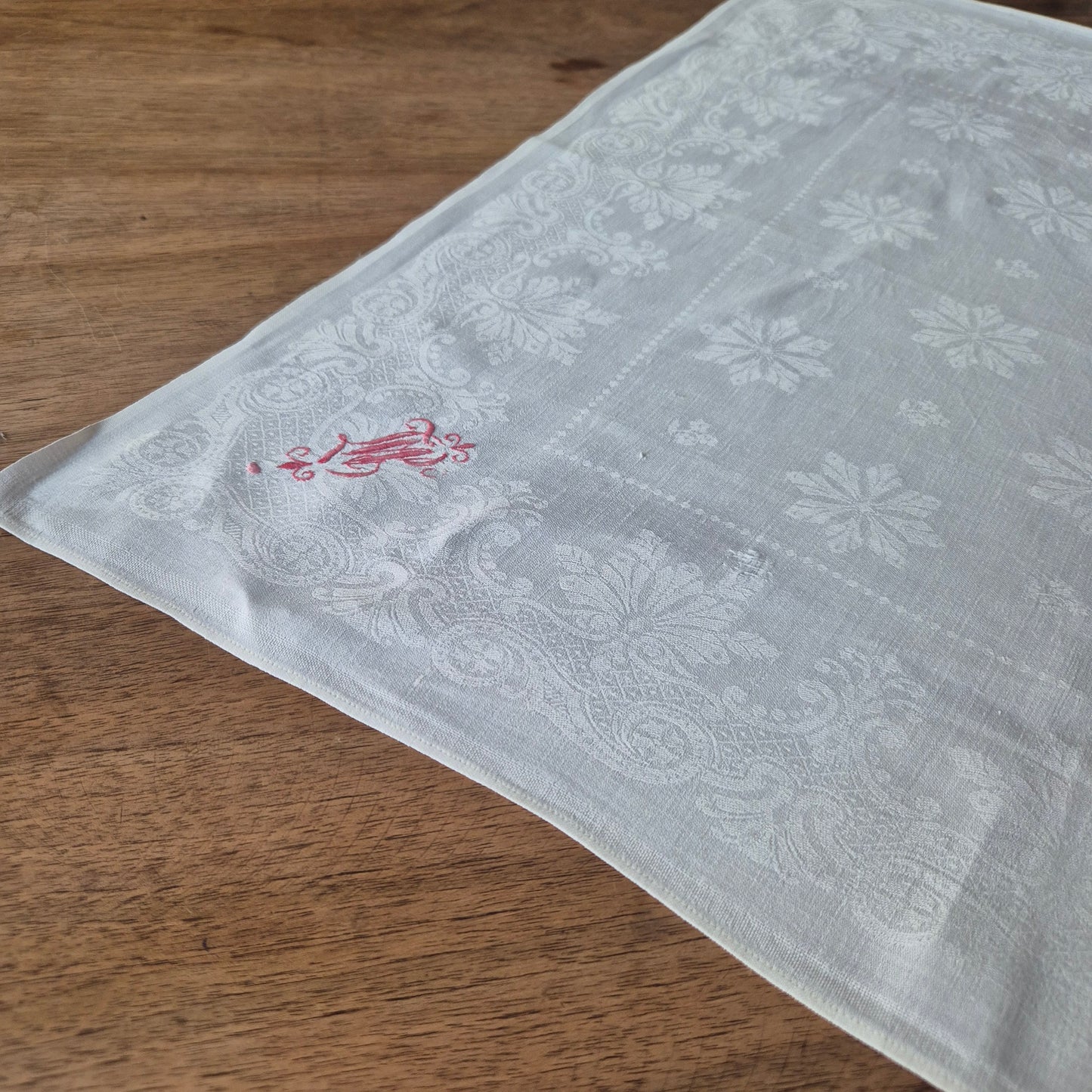 Antike Jugendstil Serviette/Mitteldecke rot bestickt weiß 59x59cm Monogramm B.N. Damast