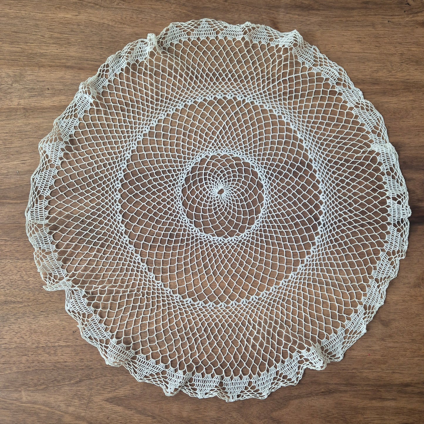 Antikes gehäkeltes / geklöppeltes Zierdeckchen weiß rund 54cm