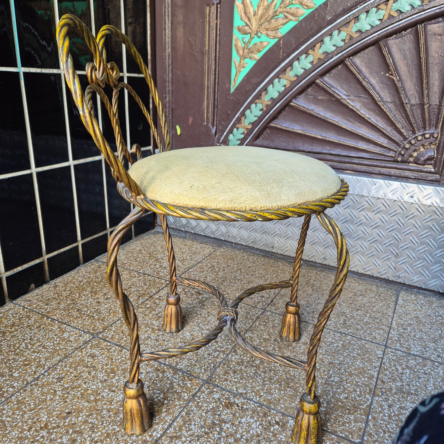 Alter Vintage Stahl Stuhl Hollywood Regen Gold Patina Schminkstuhl niedrige Lehne 50er Jahre