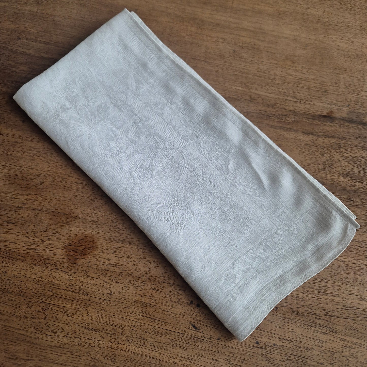 Antike Jugendstil Serviette/Mitteldecke weiß 66x66cm Damast Blumen Stockflecken Monogramm B. Ein fleck
